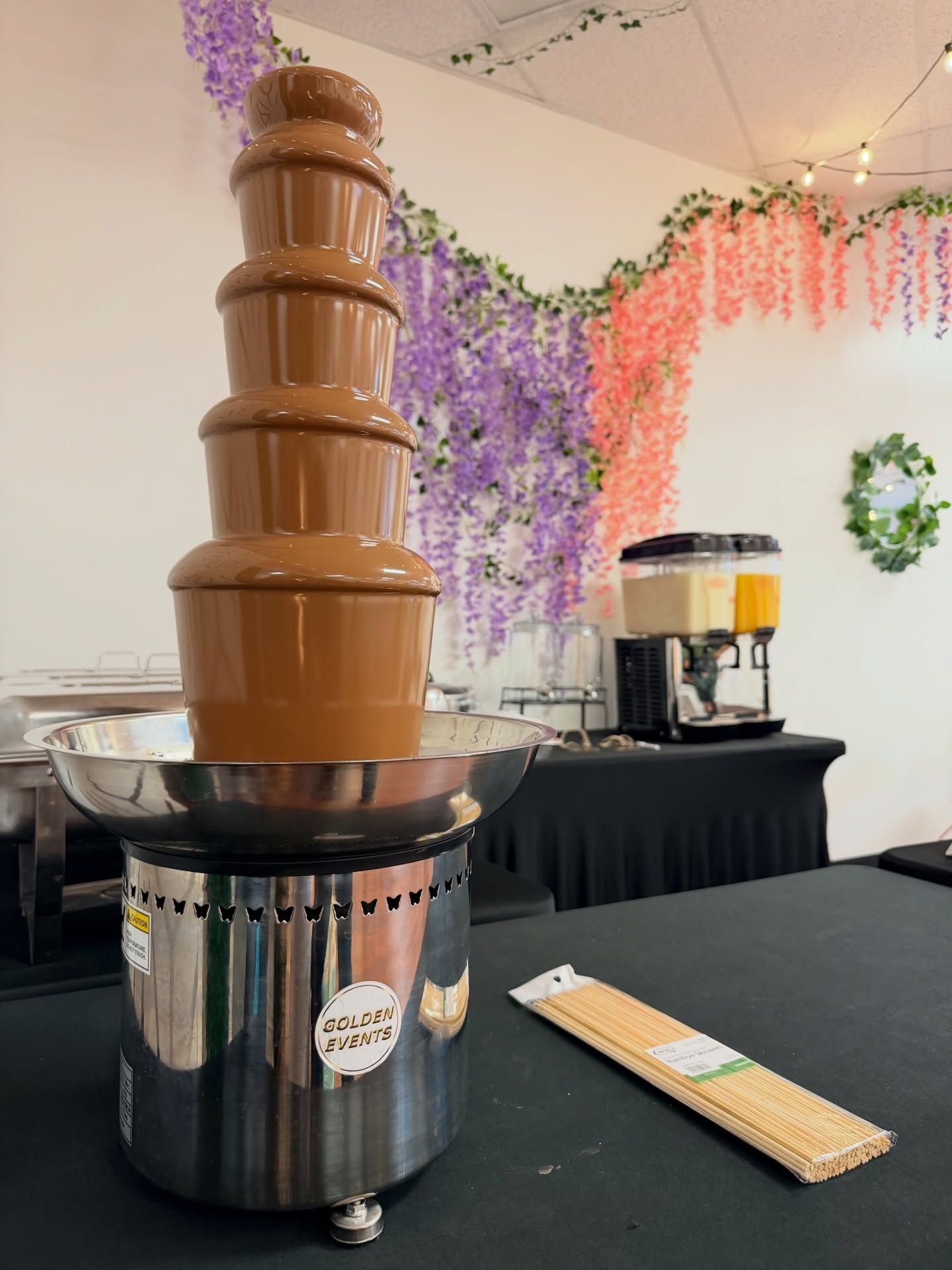 What a better way to spoil your guests than with a delicious chocolate fountain? 🤤🍫💝
#chocolatefountain #chocolate #goldeneventstx #wisteriaeventvenue