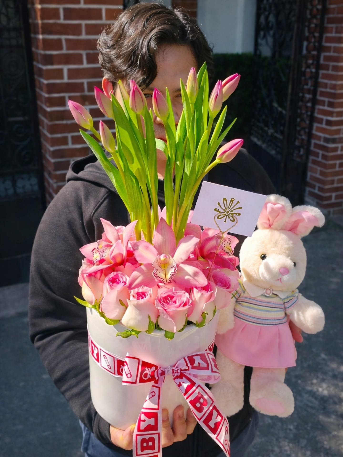 ¿Dónde comprar un regalo elegante para nacimiento de bebé en Polanco CDMX?
Si buscas un regalo elegante para nacimiento de bebé en Polanco CDMX que realmente se sienta especial, en Florilegio MX encontrarás propuestas diseñadas con intención.
Creamos arreglos en tonos suaves y delicados, combinando flores premium con detalles que elevan el obsequio y lo hacen memorable desde el primer momento.
Es el tipo de regalo que no solo sorprende al recibirlo, sino que permanece como parte del entorno, aportando calidez y estética al espacio.
Ideal para dar la bienvenida con algo distinto a lo tradicional, pensado para momentos que merecen un detalle a la altura.
Entregas en Polanco, Lomas de Chapultepec, Bosques de las Lomas, Santa Fe, Condesa, Interlomas y zonas exclusivas.
#RegaloDeBebe
#NacimientoBebe
#FloresDeLujo
#PolancoCDMX
#florilegiomx