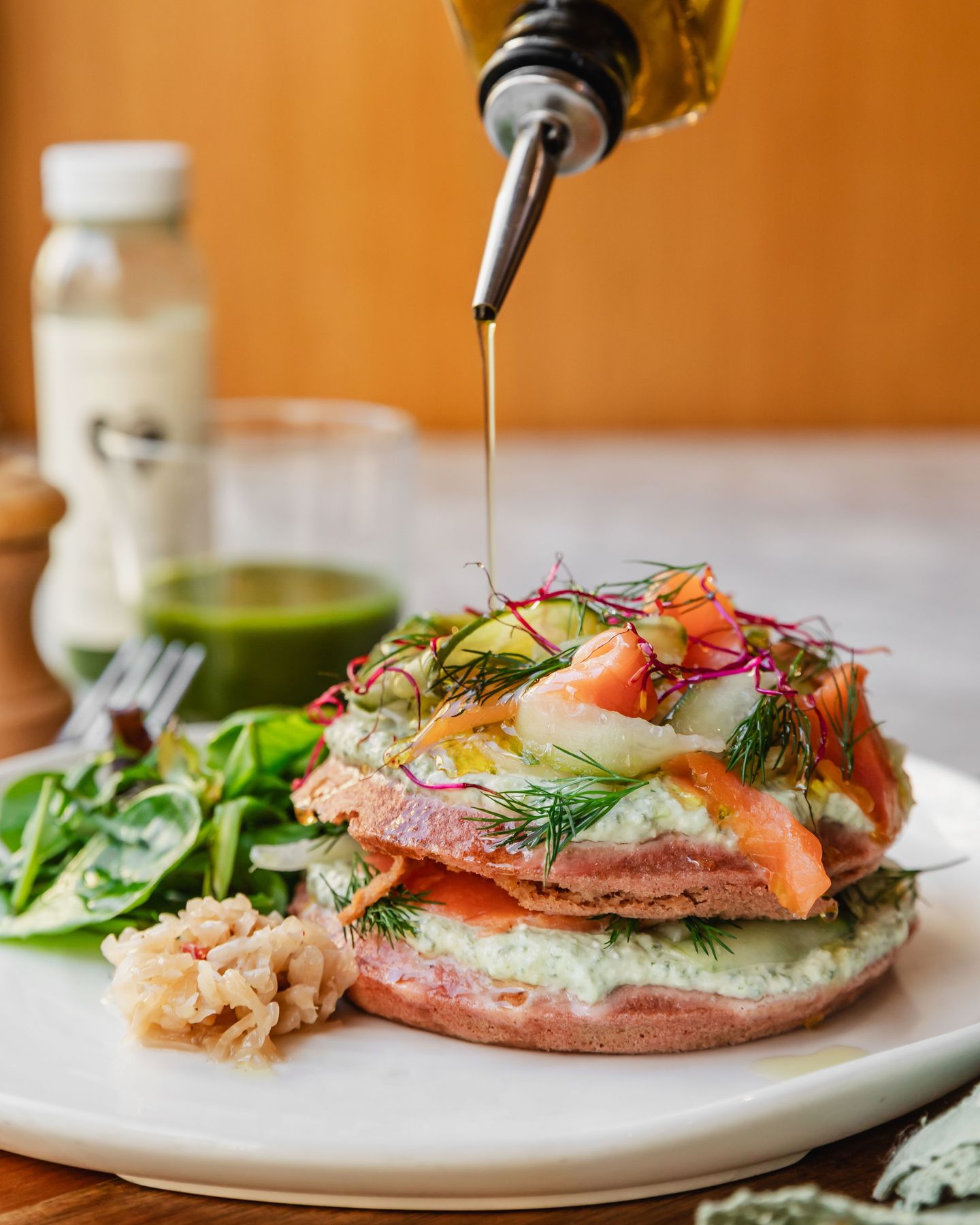 FRESH & BALANCED 🌿
Le plat Judy idéal pour un brunch !
Smoky pink pancakes : truite fumée, tzatziki de brebis et salade de fenouil… Des produits bio, frais et locaux, pour une assiette aussi gourmande qu’équilibrée.
📸 @alicepages