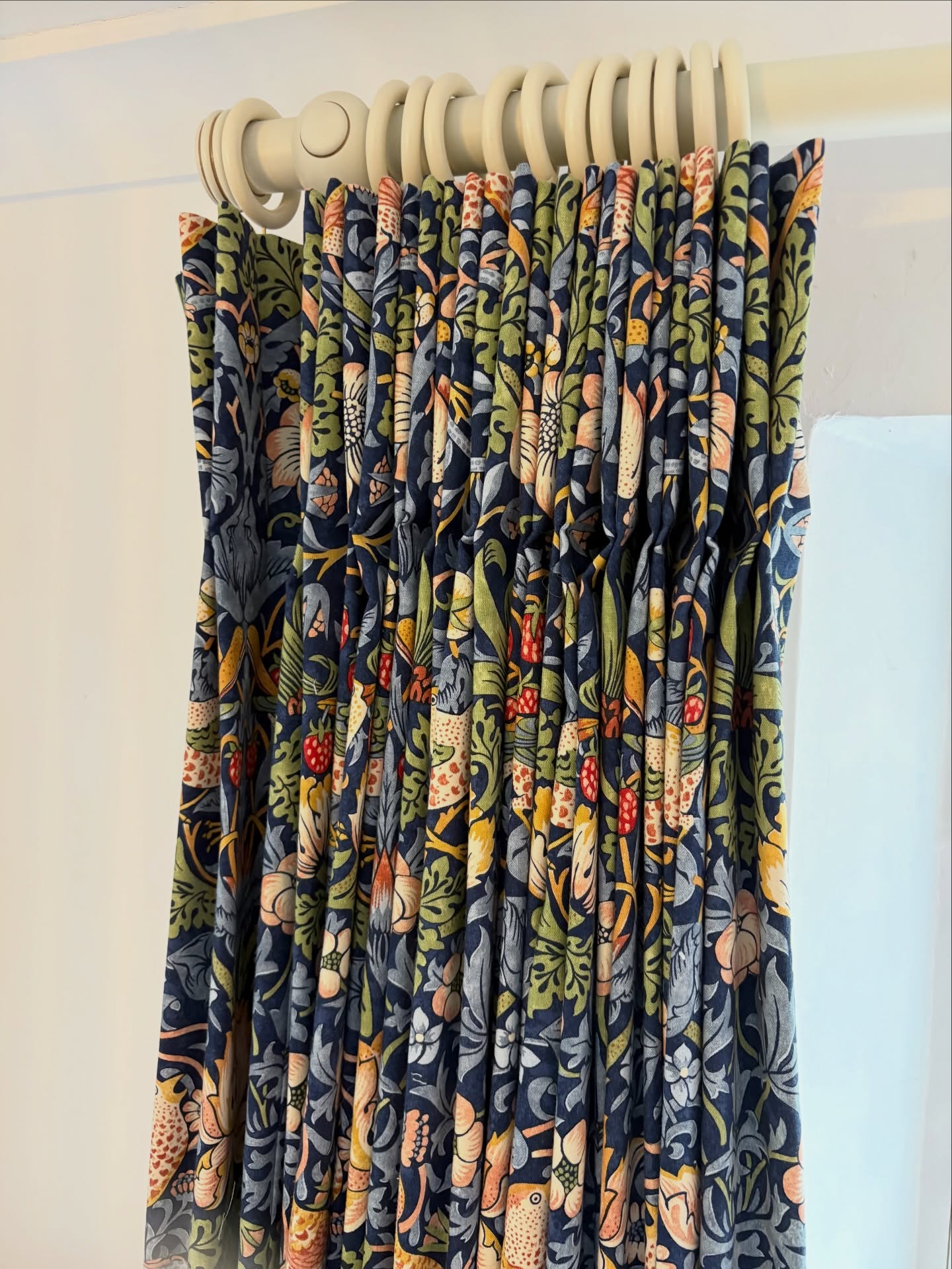 Recently had a job I don’t usually do - an alteration - but these curtains were fairly new and worth the cost of alteration after the owners had moved house. Lovely William morris #strawberrythief print curtains - shortened and re pleated to fit lovely new poles from @byronandbyronltd. #sittingroomcurtains #williammorris #colwall #herefordshire