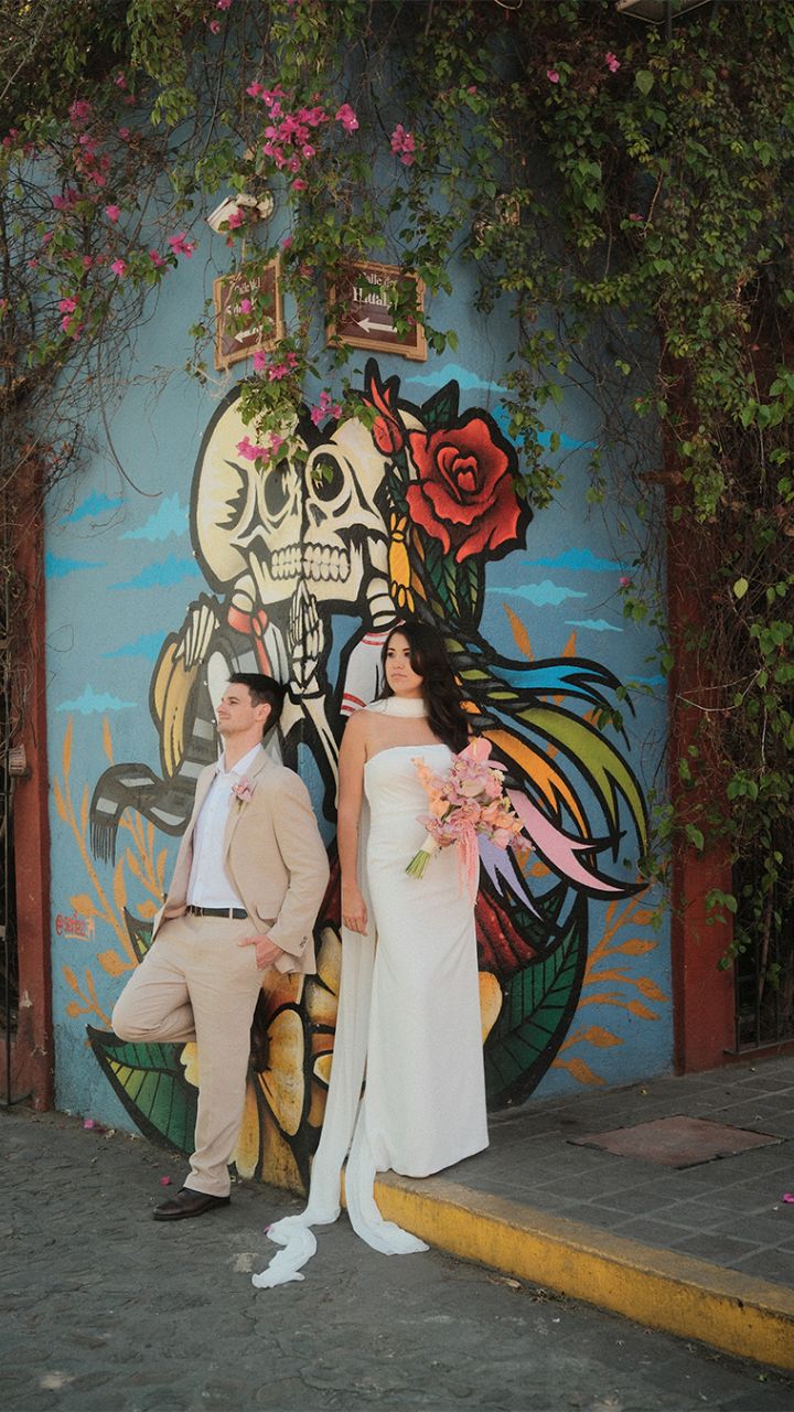 La boda de Andrea e Iker en Oaxaca
.
Andrea e Iker juntaron a dos culturas en uno de los lugares mas increíbles de México; Oaxaca fue el lugar donde la magia cobró vida; una pareja con un estilo único y mucha magia de por medio.
Y esque hay historias que no se planean… solo pasan.
Andrea hizo una escala de 18 horas en España… y ahí conoció a Iker y comenzó la magia.
.
Lo que parecía un momento pasajero, terminó siendo el inicio de todo esto.
.
Muchas felicidades chicos! Que siga la magia por siempre :)
.
Su boda moló y estuvimos flipando!
.
The awesome crew
.
Bride. @andreaaromo
Groom. @lasai.highperformance
Gear @fujifilmmx
.
Wp. @weddingplannermarizao
Venue. @proyecto_murguia
Catering. @jascivesanchez.eg
Mirror & T-shirts @rotulos.bautista
Souvenirs @aoveviaravi
Dj. @produccionescigarra
Calenda. @lr.monosdecalenda
Mua. @silviamorv
Barber. @bastardoldschool
.
#wedding #weddinginspiration #weddingday #weddingvideo