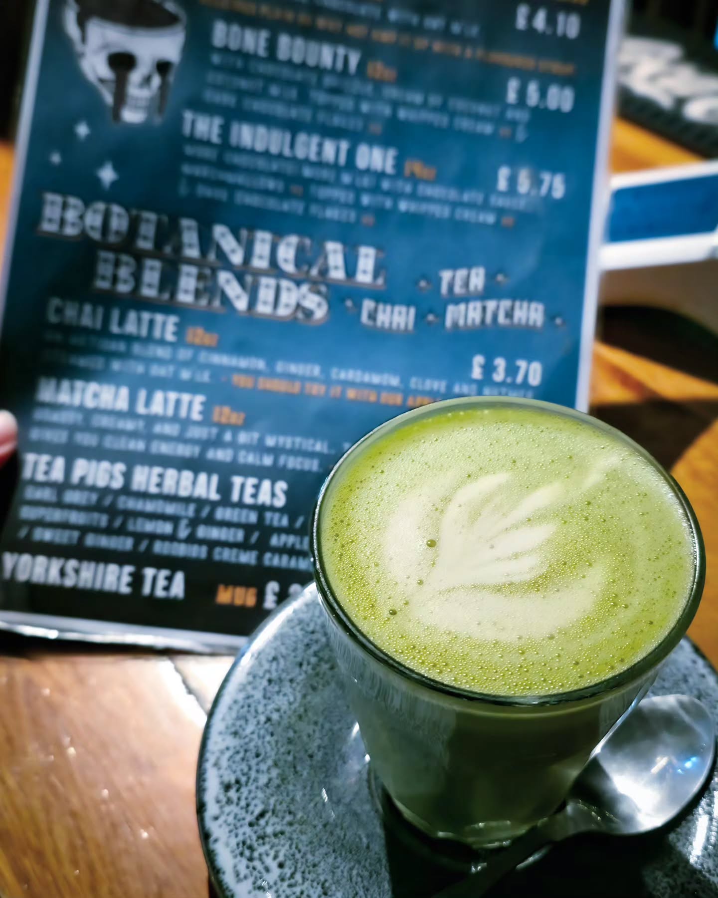 Have you checked out our ✨Botanical Blends✨??
Our premium Matcha lattes are a hit. Served hot or ice it's a perfect way to get a slow energy boost of caffeine without the jitters or crash.
Matcha is full of antioxidants & great for focus .
Served with oat m*lk as standard so it's deliciously creamy & easier on your stomach than dairy.
you can keep it classic or make it yours:
🌸 parma violet
🌹 rose
🍉 watermelon
🍒 cherry
🍦 vanilla
---
if you want something grounding and cosy, indulge in a Chai latte 🤎
Spiced & warming.
Chai's are great for digestion support, anti-inflammatory benefits with gentle energy from the tea and spices.
pairs great with a syrup too.. we totally recommend
🍏 apple pie spice
🔥 ginger
---
Why not add a mushroom shot for an extra boost?
🧠 Lion’s Mane: focus, clarity & helps with brain fog
🌙 Reishi: calm, stress support & immune support