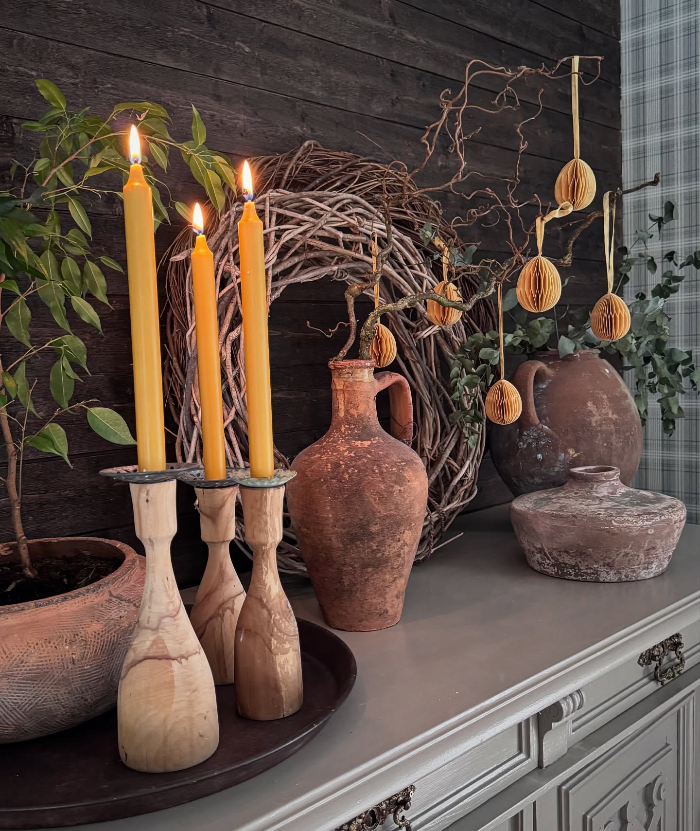 Påsken är runt hörnet, vi räknar ner veckorna tills vi åker till vårt hus i Italien.🇮🇹Längtar så!
Massor att göra och hinna med fram tills dess, så timmarna får gärna vara extra långa så vi även kan njuta av bästa årstiden på året.
Har lovat mig själv att inte stressa i vår..ha, ha.🫣
Men först nu en tripp till Nordiska Trädgårdar, hoppas vi ses i helgen💛
#påskinspiration #påsk #påskdekoration #påskepynt #påskägg