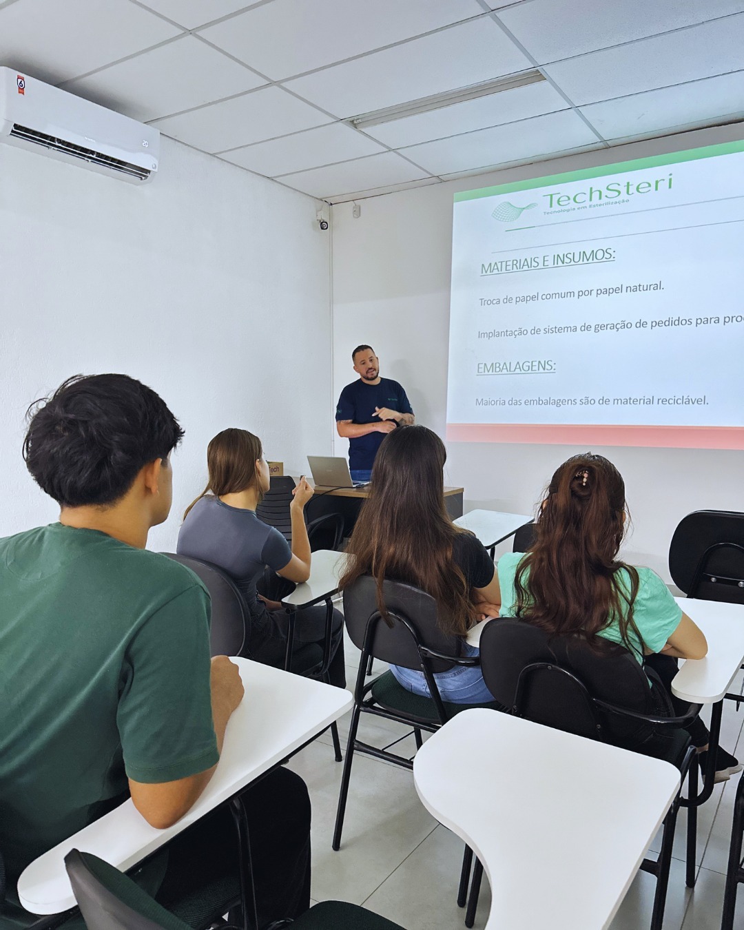 Aconteceu na última sexta feira, 27/03 a integração para os novos colaboradores TechSteri Group.
E como nossa empresa tem o lema SER para SUSTENTAR, o treinamento contempla o que é ser uma empresa Selo verde alinhada às práticas ESG!
Na TechSteri o que falamos é vivido na pratica! 💚
