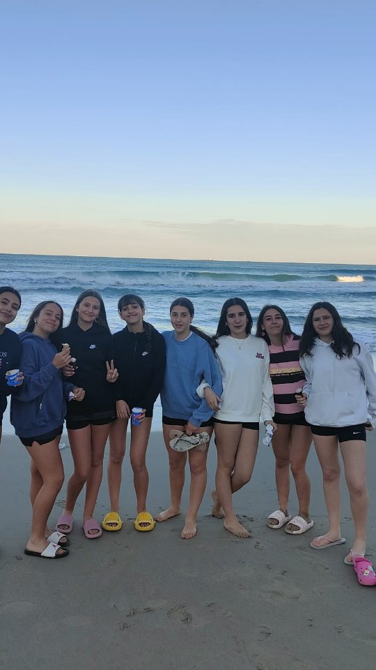 Nuestro equipo infantil lo está pasando en grande en Cartagena.
Además de disfrutar del baloncesto, están aprovechando la experiencia al máximo, compartiendo momentos únicos.
Esta tarde disputarán su último partido.
¡Vamos equipo!