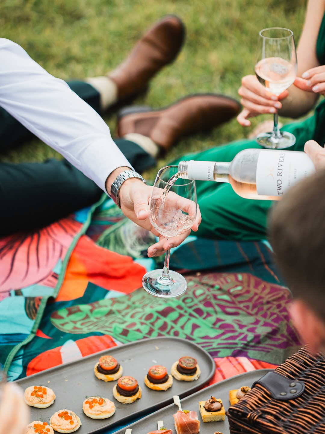 Luxury picnic on the cliff, delicious drinks and food, provided by @tekarakalodge beautiful venue and accomodation near Port Waikato. Amazing experience with great people who know hospitality best!