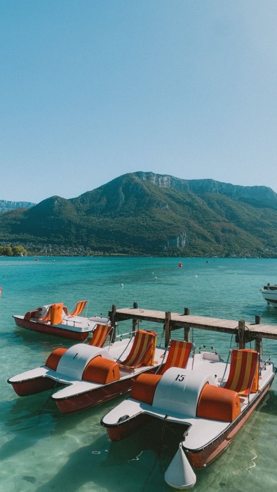 Quand tu débarques à Annecy les mains dans les poches... 🤣
Si tu veux préparer ton voyage et être sûr de passer un bon séjour sans te faire avoir par les pièges à touristes, je te conseille de vite te procurer mon guide sur Annecy 🏞🏔
Eh oui, désolée mais les bonnes adresses des locaux ne sont pas dans le guide du routard ! Pour les connaître, il faut vivre sur place, et partager ses découvertes, parce qu'Annecy est en perpétuelle évolution 🌲
Le guide est dispo en bio