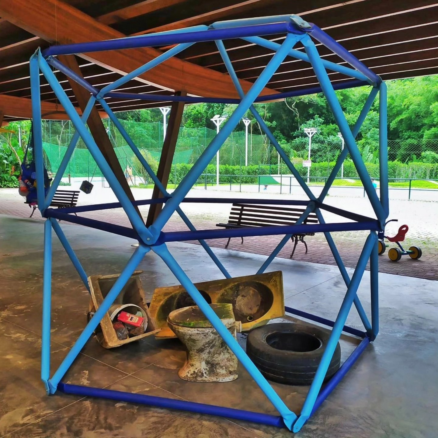 A #maravilixo valoriza a arte como uma ferramenta poderosa para transformar e fortalecer a educação.
Adoramos criar cenários, instalações, peças que impulsionem alertas importantes sobre os graves problemas que enfrentamos atualmente decorrente da forma de ocupação predatória que nossa sociedade do consumo estabeleceu.
Hoje compartilhamos com vocês um lindo convite que recebemos para a realização de uma vivência sobre educação ambiental e reciclagem criativa de resíduos plásticos no condomínio Iporanga, no Guarujá/SP!
Ainda vivíamos o final da pandemia da Covid19 e, apesar desse grande desafio da época, criamos um espaço seguro e cheio de aprendizado sobre o impacto do nosso lixo nas praias e oceanos!
O público era de moradores e colaboradores do condomínio e a ação foi realizada com o apoio da ONG @alimentando_o_bem e contou também com a presença importante da organização SOS Rio do Peixe, que tem como objetivo a reabilitação, conscientização e preservação do manguezal e da vida marinha da Praia do Perequê!
No carrossel, apresentamos a estrutura cenográfica da maravilixo e sua montagem, responsável por abrigar os resíduos coletados no mangue pela SOS Rio do Peixe, além das "bolsas manifesto" produzidas com a mensagem "lixozero, o mar é dez", criadas com o público através da técnica de estêncil.
Para conhecer mais sobre as intervenções da maravilixo, entre em contato pelo direct ou através do email maravilixo@gmail.com!
#educaçãoambiental #intervencaoartistica #sustentabilidade #lixozero #maravilixo