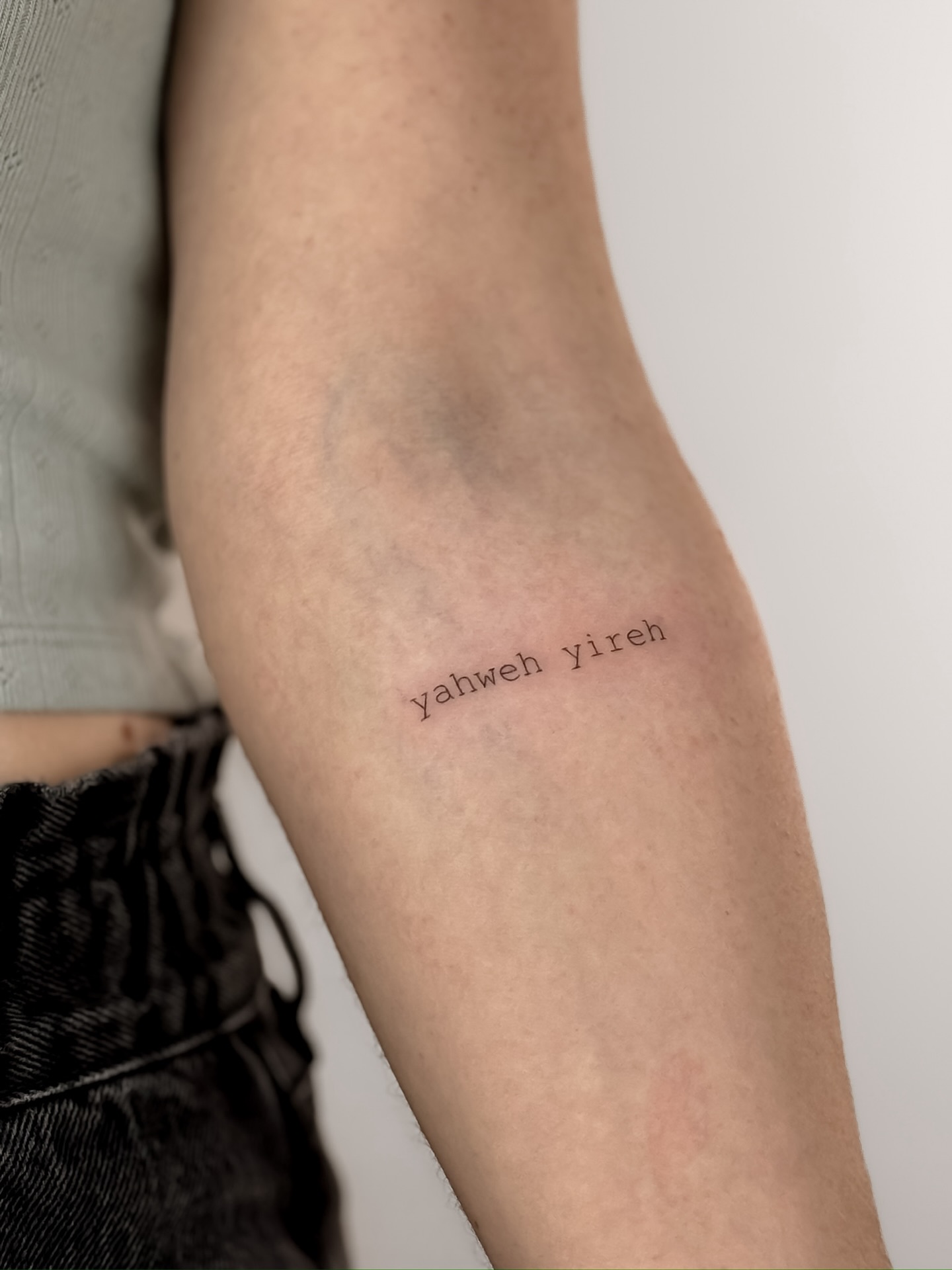 Yahweh Yireh ✨
der Herr wird versorgen
Gestochen von @ink.by.leonie
#fineline #aarau #tattoo
