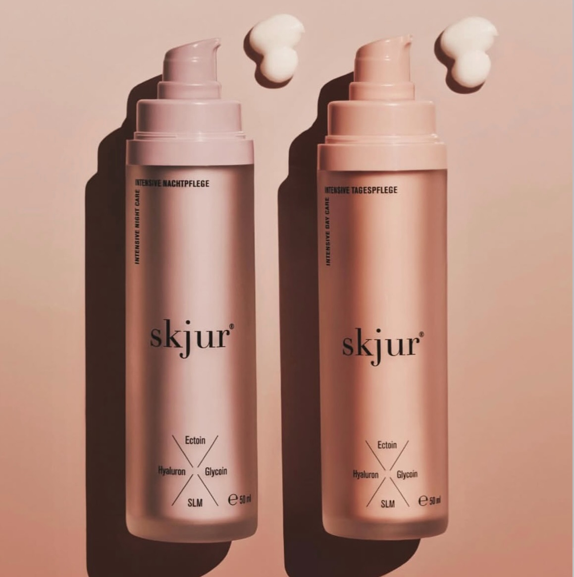 🌞D.A.Y A.N.D 🌙N.I.G.H.T- viel mehr braucht deine Haut nicht!
Entdecke das neue skjur® Kombi-Paket: Tages- und Nachtpflege
🌞Die skjur® Tagespflege versorgt deine Haut täglich mit intensiver Feuchtigkeit für ein glattes und gesundes Hautbild. Sie stärkt deine natürliche Hautbarriere, zieht schnell ein und eignet sich perfekt als Make-up-Grundlage.
🌙Unsere skjur® Nachtpflege regeneriert intensiv deine Haut über Nacht, für ein frisches Erwachen am Morgen. Sie beruhigt gestresste Haut, spendet Feuchtigkeit und mildert sichtbare Linien und Falten.
_________
#tagescreme #nachtcreme #hautglättung #sensiblehaut #veganekosmetik