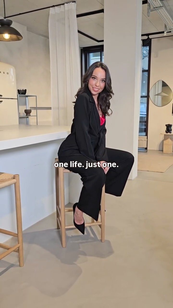 Ich hatte schon immer diesen krassen Drang, meine Träume zu verwirklichen, weil ich weiss, wie verdammt kurz das Leben ist. 🤍
Ich wähle immer den Weg nach vorne. Ich gehe los, ich hinterfrage, ich zeige mich, statt mich zu verstecken und irgendwann zurückzuschauen mit dem Gedanken: Was wäre gewesen, wenn? 🥀
Leute sagen mir, ich sei anders. Belächeln mein Denken, mein Anderssein aber juckt mich das? Nein, es spornt mich nur noch mehr an, ich selbst zu sein.
Und weisst du, was ich bei so vielen Frauen sehe? Frauen, die funktionieren, so unglaublich viel geben, sich anpassen und irgendwann nicht mehr wissen, wer sie eigentlich wirklich sind.
Die ihre eigenen Desires aus den Augen verloren haben. Die morgens in den Spiegel schauen und die Frau, die sie sehen, sich nicht mehr so anfühlt wie sie. Ihr Leben fühlt sich grau, öde und immer gleich an - gefangen im immer gleichen Trott.
Sie verstecken sich hinter:
„Das tut sich nicht."
„Ich hab gerade keine Zeit."
„Wegen den Kindern geht das nicht."
„Erst wenn ich so aussehe wie ich will..."
… aber weisst du, was das wirklich sind? Keine guten Gründe, sondern Ausreden. Die immer da sein werden - bis du alt bist und merkst es ist zu spät.
Was dich wirklich blockiert, sind nicht die Umstände – es sind deine Ängste, deine Blockaden. Und die halten dich davon ab, die Frau zu sein, die du wirklich bist – die, die sich morgens im Spiegel ansieht und sich s3xy fühlt. Die in ihrer Beziehung wieder begehrt, gesehen und lebendig ist. Die nicht mehr nur funktioniert, sondern wirklich fühlt – die sich morgens für ihren Traumjob ready macht und abends beim Candle Light Dinner strahlt. Und ihr Leben absolut liebt. ❤️🔥🌶️
Genau das ist es, wofür ich brenne – Frauen zu helfen, ihre Ängste und Blockaden zu überwinden, damit sie zurückfinden in ihr juicy, erfülltes Leben. Folge @fabiennebreu_ für mehr. 🙏
SCHWEIZ
WINTERTHUR
SELBSTVERTRAUEN