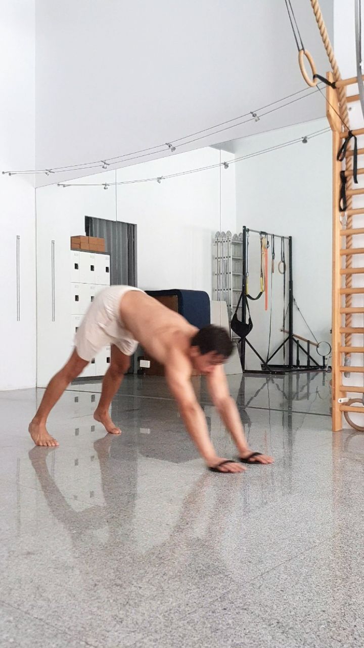 Push-Up Variation Workout:
FitGlide: www.fitprogress.com/shop/fitglide
Elevate your workouts with FitGlide! These high-grade, robust ABS gliding discs feature durable elastic straps that tightly secure your feet sliding off the discs , providing ultimate control and stability for a deeper, more effective core engagement.
FitProgress Studio Coaching @HandstandTrack Balance Support System.