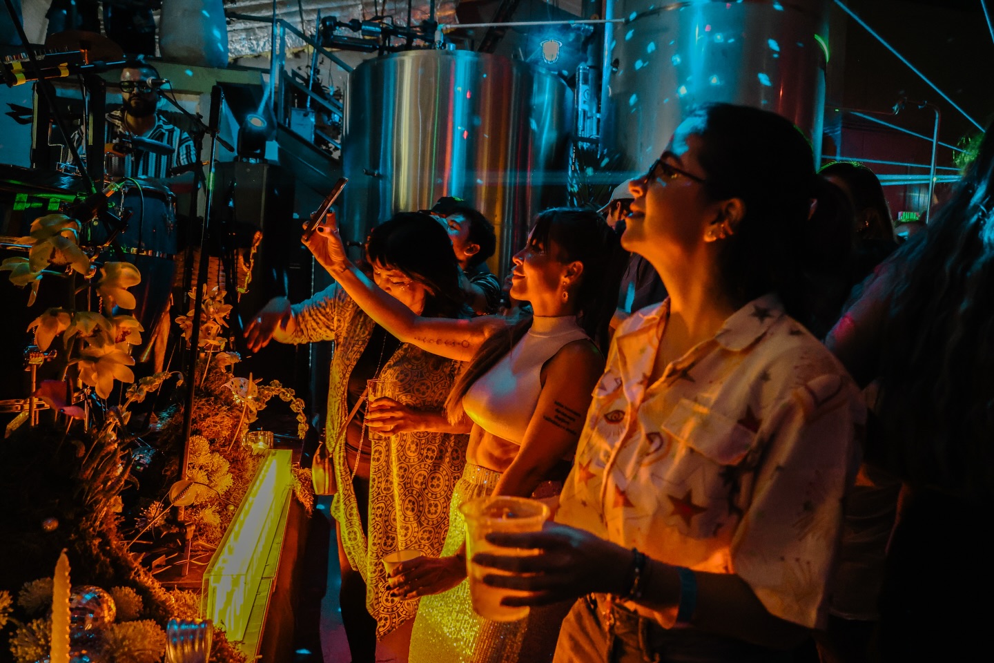 ☀️PUERTA DEL SOL
📌Organiza: @proyecto_utopia_
📌Lee la nota completa en Bloggaleriadearte.com
Mientras el escenario principal explotaba en modernidad, la Sala Hi-Fi fue como un templo a la nostalgia y la alta fidelidad. Aquí no hubo espacio para el streaming; todo fue un tributo al vinilo.