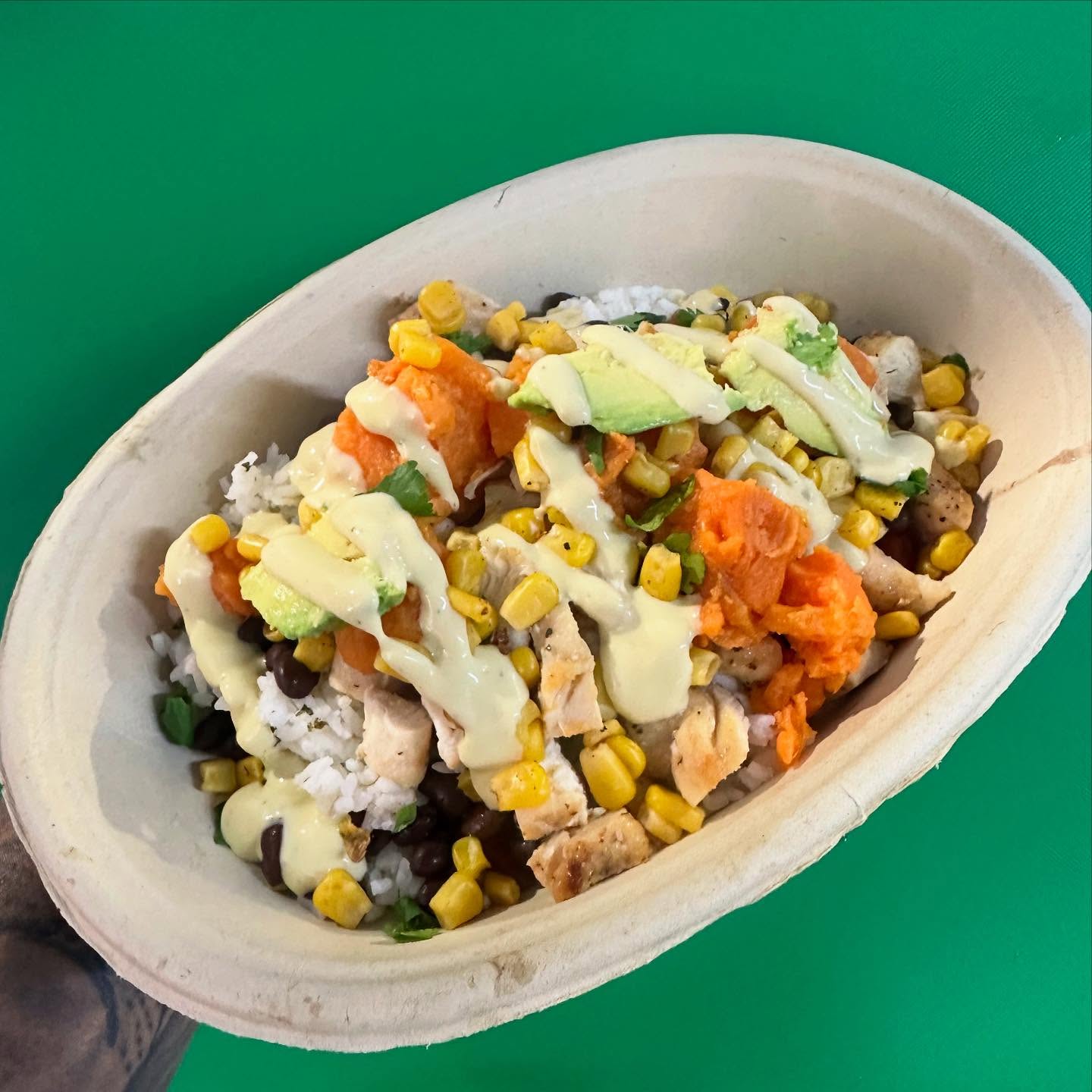 Summers Signature Bowl with black beans and avocado ranch drizzle!💚🙌
#summerblends #summerblendscafe #summerssignature #bowl #healthy #greenstograins #healthyfood #healthlyliving #delicious #sweetpotato #roastedcorn #yum
