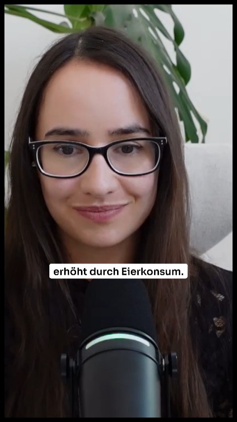 Ein oft übersehener Grund für widersprüchliche Studienergebnisse zur Frage ob Eier gesund sind, ist die Genetik: Etwa 20–30 % der Bevölkerung sind sogenannte Cholesterin-Hyperresponder. Sie reagieren deutlich sensibler auf Cholesterin aus der Nahrung, wie z.B. aus Eiern.
Während viele Menschen bei höherer Cholesterinzufuhr kaum Veränderungen im Blut sehen, zeigen Hyperresponder teils ausgeprägte Anstiege des LDL- und Gesamtcholesterins – trotz identischer Ernährung.
Warum das so ist, welche Mechanismen dahinterstecken und wie Studien dadurch verzerrt werden können, erkläre ich in der aktuellen Folge des Podcasts "Rein pflanzlich". Dort gibt es eine fundierte, wissenschaftlich saubere Einordnung des Themas und praxisnahe Hinweise für den Alltag. 🎧