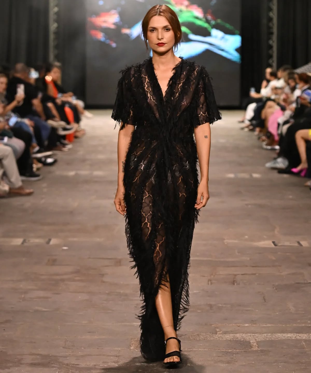 Lo que cambia no es la prenda — es quién la lleva y dónde.
Estrato. CRFW 2026
📷 @oscarjgarces
#Estrato #EveValverdeAtelier #LujoSostenible #CRFW #HandPainted