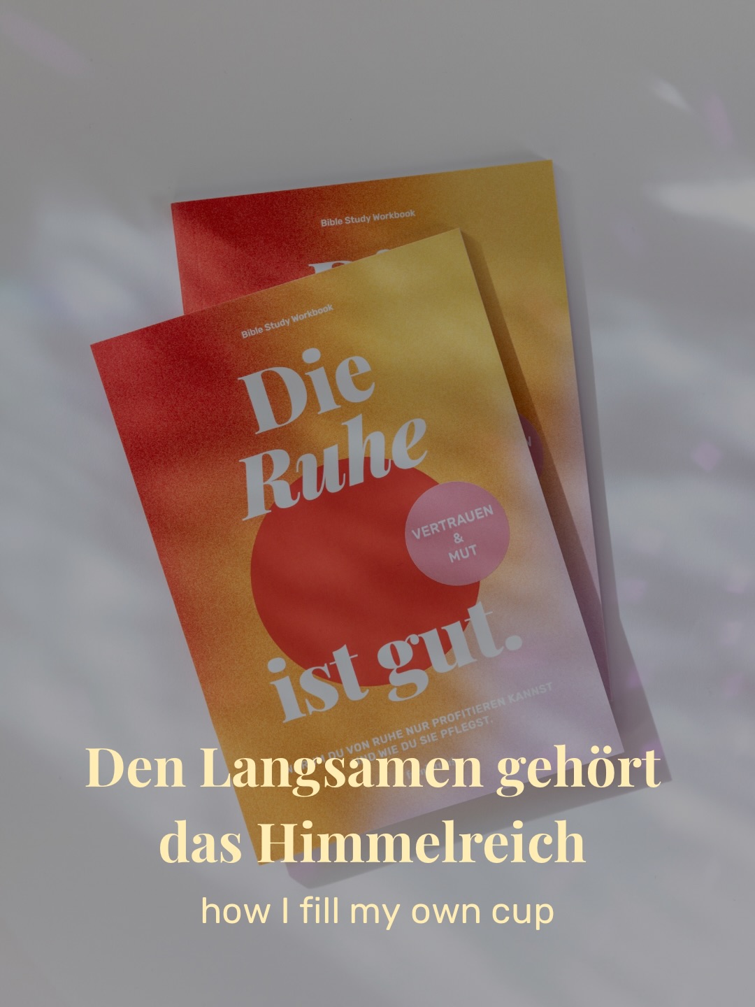 {Den Langsamen gehört das Himmelreich.} Das glaube ich fest.
Wenn wir Langsamkeit einladen, erleben wir ein Stück Himmel auf Erden.
Immer wieder höre ich in letzter Zeit in Podcasts davon, wie schön es wäre, mal langsam sein zu dürfen, nicht immer so zu hetzen.
Dahinter steckt eine menschliche Sehnsucht, die mir sagt: Es ist möglich. Es ist sogar schon da.
Um diesen Herzenswunsch in Existenz zu bringen, braucht es eine mutige Entscheidung. Und dann ist das schwerste schon geschafft.
Ermutigung für Langsamkeit und Entschleunigung erlebst du mit unserem Bible Study Workbook „Die Ruhe ist gut“ (Link zur Website in der bio).
Alles Liebe und Mut zum Schneckentempo
Deine Franzi