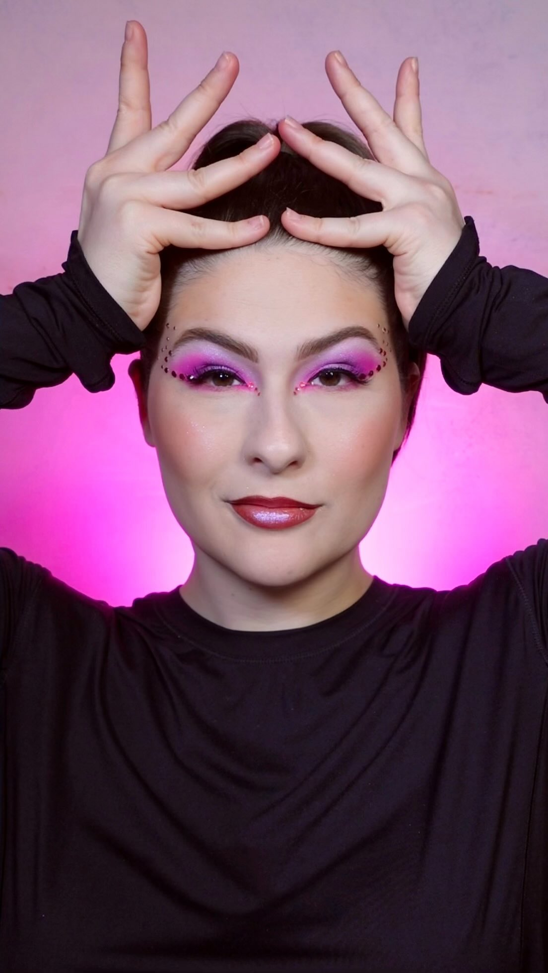 Iโm finding so much joy at the intersection of theatre and makeup and all things creativity, so I thought Iโd do a makeup look inspired by one of my all time favorite feel good shows, @sixbroadway! Had to show my girl K Howard some love! @sampauly
Using products from my faves @viseart @danessa_myricks @ardellbeauty @natashadenona @toofaced
#sixthemusical #broadwaymakeup #creativemakeup #makeuptransitions #broadway