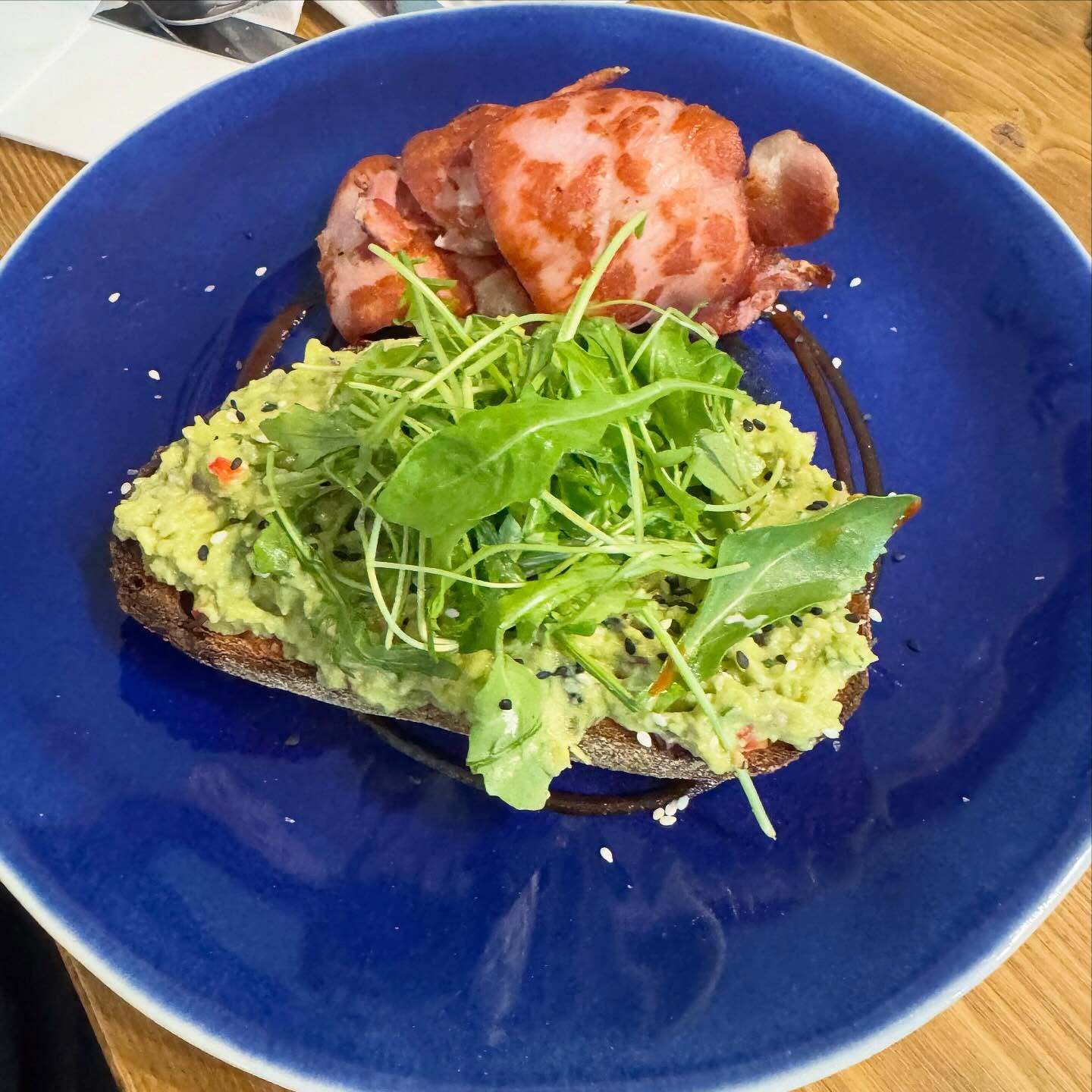 We are open TODAY for Bank Holiday Monday from 10am-3pm. Pop on down to get some yummy grub - brunch served 10-1130, lunch 1130-3.
This bad boy is @chef_ed_allen’s Smashed Avocado with our in house Toasted Sourdough with Rocket, Sriracha and Sesame Salt available on our brunch menu. Opted for a side of @sykeshousefarm bacon of course but you can order some Smoked Salmon from our fishmonger @fowlersofyork to accompany or enjoy as is suitable for vegans.
Nom Nom!
#brunch #bankholiday #food