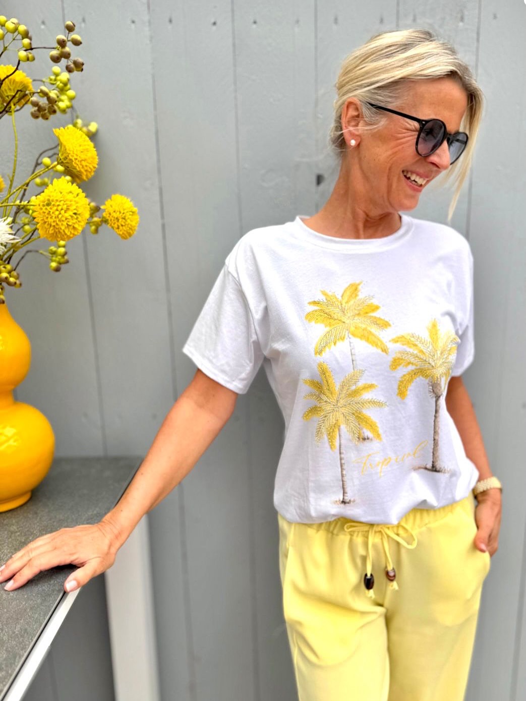☀️ BUTTERMILK FRESH ☀️
Frisch. Leicht. Sommer zum Anziehen!
Diese Bluse mit zarten gelben Details bringt sofort gute Laune in deinen Look – feminin, locker & perfekt für warme Tage 💛
Nur 42,90 € und in mehreren Größen erhältlich
🌴 Das Palmen-Shirt ist zurück!
Luftig, entspannt & ein echter Hingucker – aber nur solange der Vorrat reicht!
✨ Tragbar bis Größe 42
🛍️ Jetzt shoppen – Link in Bio!
⸻
#fashionboxx #sommerlook #summerstyle #ootd #outfitinspiration #lookoftheday #sommergefühle #fashioninspo #instastyle #trendlook #boutiqueonline #onlineshop #modeonline #styleinspo #dailyoutfit #summeroutfit #fashionliebe #outfitideen #kleidungonline #fashionstore