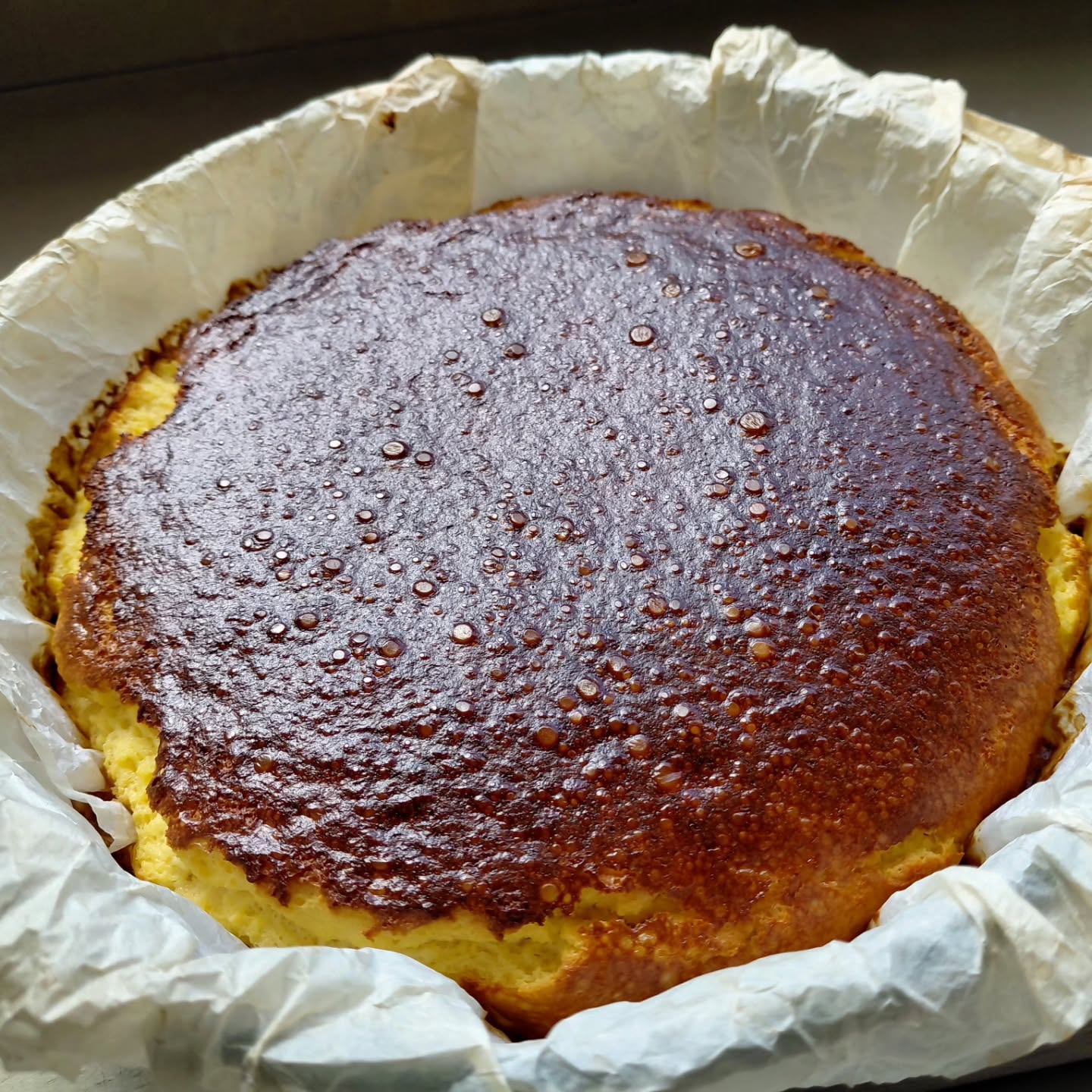 Dün sadece bir maçı kaybettik, şampiyonluğu değil. Keyfimiz geri gelsin diye; vanilyalı, sade, rafine şeker yerine ballı cheseecake isteyen buraya...;)