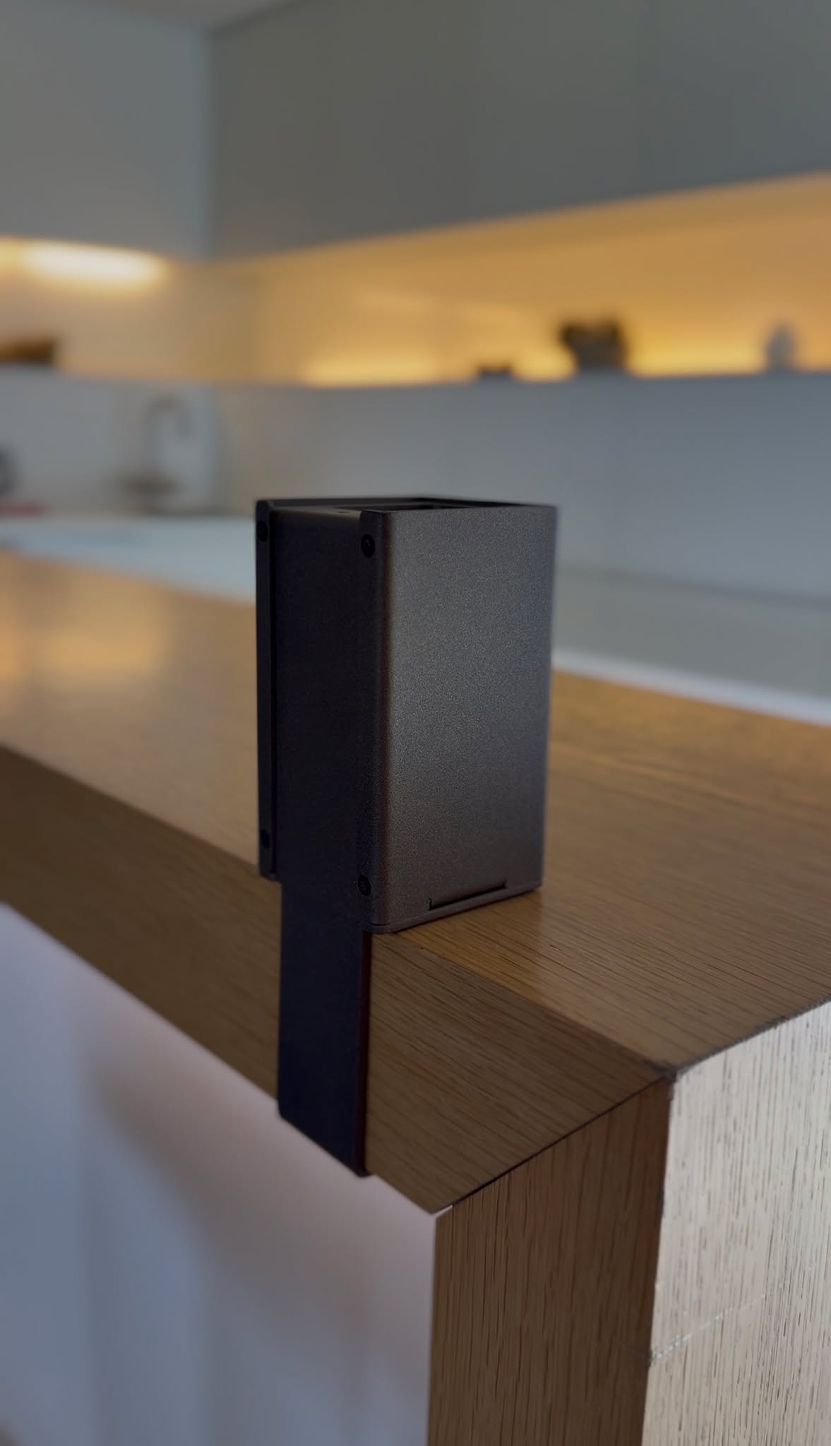 Den PowerPort von @schneeweissworld gibt es in zwei Varianten. In unserem Reel zeigen wir beide Designs im Einsatz, von der schnellen Montage bis zum direkten Anschließen.
Ob mit einfacher oder doppelter Power, beide Lösungen stehen für eine flexible, nachrüstbare Elektrifizierung und lassen sich werkzeuglos montieren. Genau das macht den PowerPort besonders alltagstauglich, denn er ist sofort einsatzbereit und kann je nach Bedarf unkompliziert angebracht oder wieder entfernt werden.
Funfact: Die Version mit doppelter Power hat genug Leistung, um bis zu 20 Handys oder 4 Laptops zu laden.
Welche Variante findest du alltagstauglicher?
#worldofoffice #Schneeweiss #PowerPort #Elektrifizierung #WorkspaceDesign #OfficeSolutions #Produktdesign #InteriorSolutions #Konferenzraum #Seminarraum #FlexibleLösungen