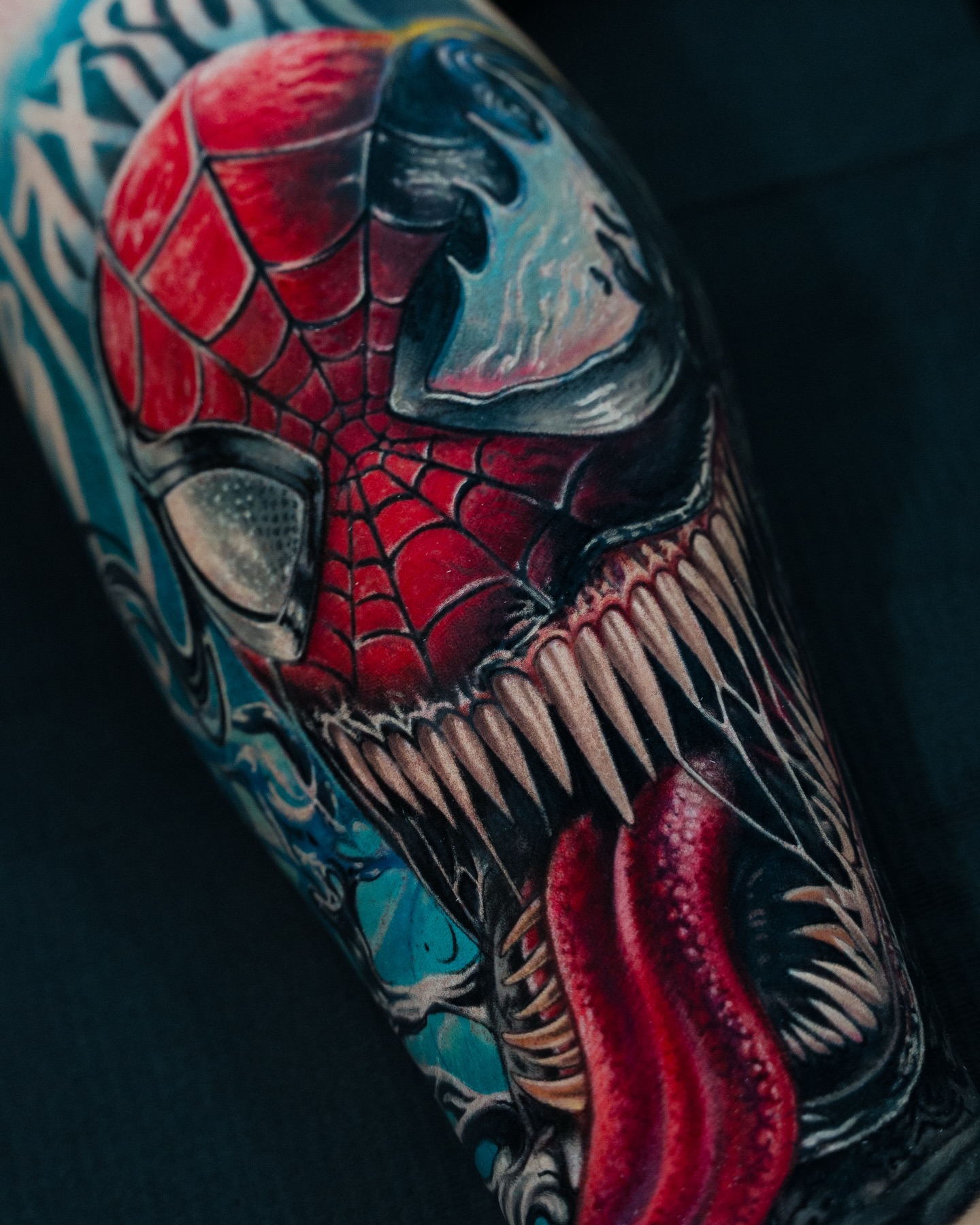 Proyecto de dos sesiones Full Colors para mi cliente, después de un año de cicatrización lo podemos terminar y que este fue el. Pronto continuaremos con esta pierna, agregando más personajes y mucho color a este proyecto.
Si le gusta ese tipo de tatuajes, sólo envíame tu información y las ideas que tienes a mi página web o correo electrónico
www.andresJaramilloTattoo.com
Ajtcotizacion@gmail.com
#tattoo #florida #spiderman #venom #centralflorida