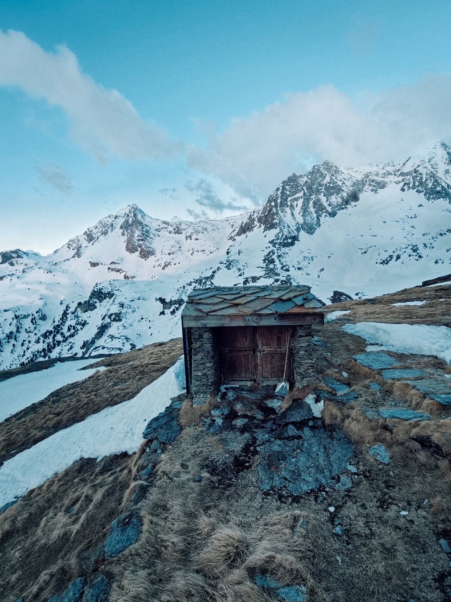 Chasse aux œufs : niveau expert. ❄️
On nous avait dit qu’à Pâques, les cloches passaient aussi par la Dent Parrachée. Résultat des courses :
Dénivelé : Plus que prévu
Calories brûlées : Des milliers.
Nombre d’œufs trouvés : Zéro. Nada. Que dalle.
On a bien fouillé chaque combe, checké derrière chaque rocher en faisant nos conversions, mais à part de la peuf, des cuisses qui brûlent et un panorama à couper le souffle, on est rentrés bredouilles.
On soupçonne les chamois d’avoir tout mangé. 🐐
Heureusement, le génépi du refuge et la descente dans une neige de printemps nous ont consolés.
Merci aux guides qui sont meilleurs pour trouver la bonne neige et le génépi que les œufs.
@nicolasbrun05
@lacourfrancois
#DentParrachée #Vanoise #SkiDeRando #refugedeladentparrachee