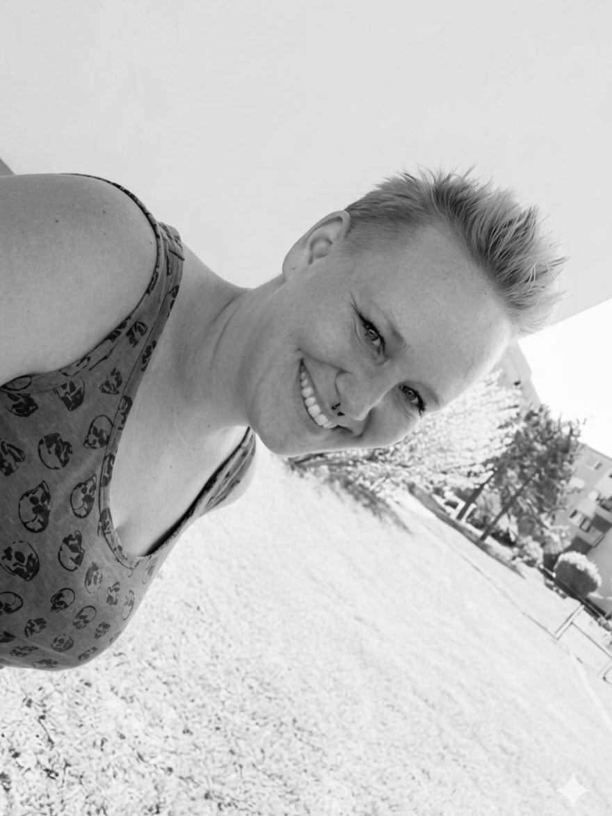 Diesen Sonntag mussten wir schweren Herzens Abschied von Amanda Theiner (Mandy) nehmen. Die Betroffenheit über ihren Verlust ist kaum in Worte zu fassen.
Mit ihr verlieren wir nicht nur eine außergewöhnliche Persönlichkeit, sondern auch eine engagierte Nachwuchsbetreuerin, eine verlässliche Vereinsschiedsrichterin und eine stets hilfsbereite Unterstützerin unseres Vereins. Mit ihrem Einsatz, ihrer Herzlichkeit und ihrer Leidenschaft hat sie unseren Verein geprägt und viele Spuren hinterlassen – auf dem Platz und in unseren Herzen.
Wir sind dankbar für die gemeinsame Zeit, für ihr Lachen, ihre Energie und die vielen wertvollen Momente, die wir mit ihr erleben durften. Sie wird uns immer in liebevoller Erinnerung bleiben.
Unser tief empfundenes Mitgefühl gilt ihrer Familie und allen Angehörigen. Ruhe in Frieden, Mandy.🕊️