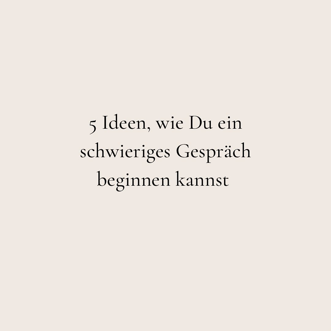 Manchmal hat man das Gefühl, man sollte dringend ein bestimmtes Gespräch führen oder Thema ansprechen aber man drückt sich davor und hat keine Ahnung, wie man es angehen soll. Ich habe versucht in diesem Post ein paar kleine Starthilfen vorzuschlagen.
Die halbe Miete ist in so einem Gespräch schon erreicht, wenn man authentisch bleibt und in Kontakt mit der anderen Person. Viel leichter gesagt als getan, da es nur menschlich ist, dass wir gerne gerade solche eher als unangenehm empfundenen Situationen kontrollieren wollen und es so vielleicht auch vorher schon über lange Zeit verdenken oder uns Strategien und Sätze vorher zurechtlegen, die dann eine echte Begegnung erschweren.
Die Vorschläge beziehen sich hier eher auf Gespräche im privaten als im beruflichen Rahmen. Über weitere Ideen in den Kommentaren freue ich mich sehr!
#psychischegesundheit #mentalegesundheit #gemeinsamesmenschsein #daseinfüreinander #verbundenheit #zuhören #konfliktmanagement #miteinanderreden #psychologie #aufeinanderachten