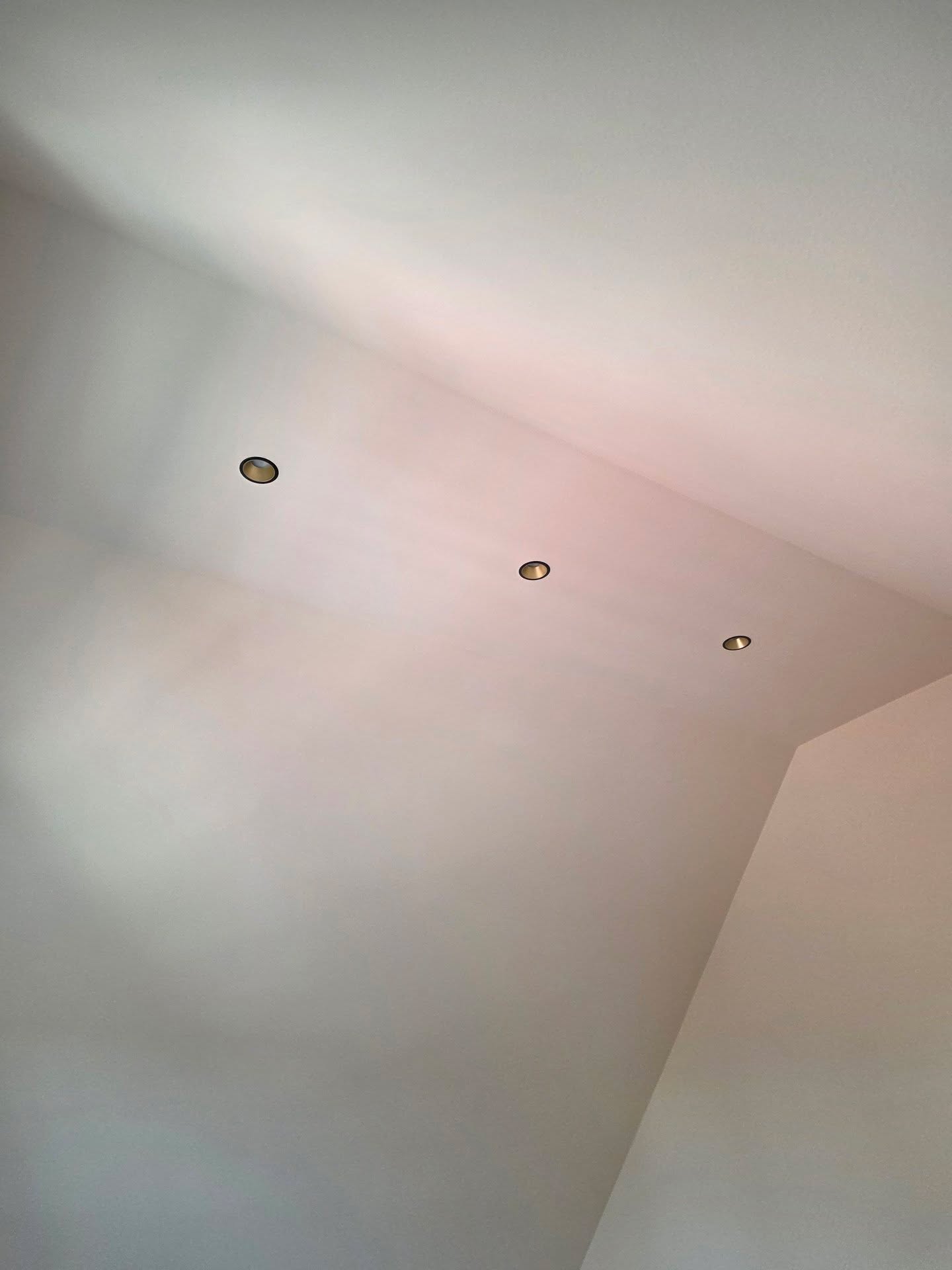 Arbetet fortskrider i god takt invändigt i en av våra pågående tillbyggnationer, där moment som måleri, elinstallationer och golvläggning utförs.
Öresunds Byggentreprenad – er enda kontakt genom hela byggprocessen.
www.oresundsbyggentreprenad.se