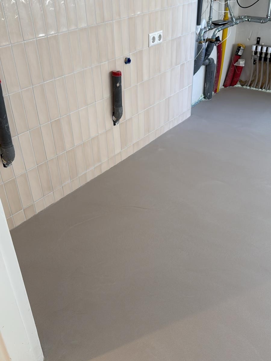 Robuust, stijlvol en gemaakt voor het dagelijks leven.
Deze lavasteen gietvloer geeft een krachtige, natuurlijke uitstraling en is één van de sterkste vloeren uit ons assortiment!