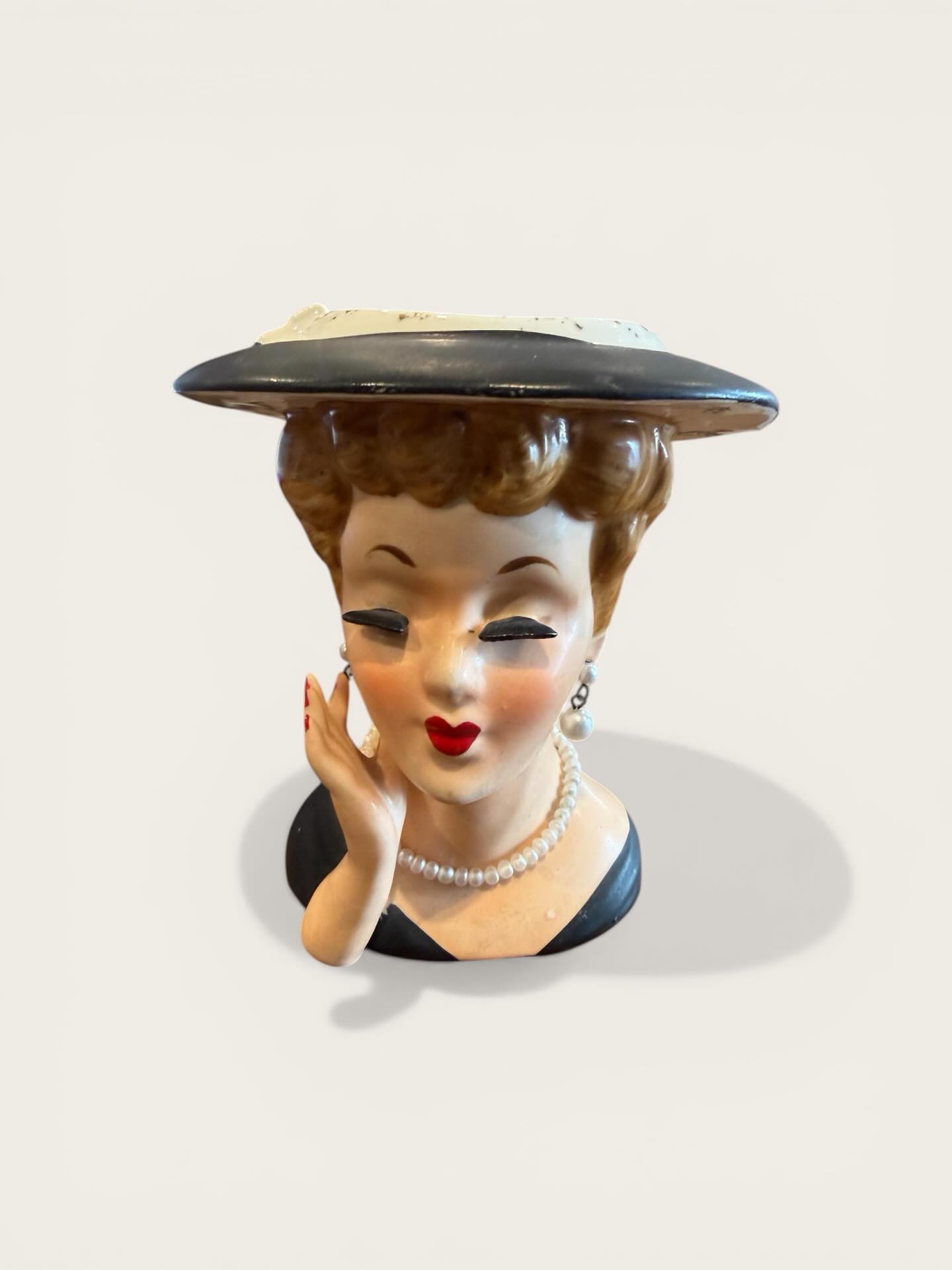 Lee Ward Lady Head Vase up on our website and in our shop. dm for interest or shop online🐇
Check out my product! https://www.soundartifactsvintage.com/product-page/vintage-lee-ward-lady-head-vase