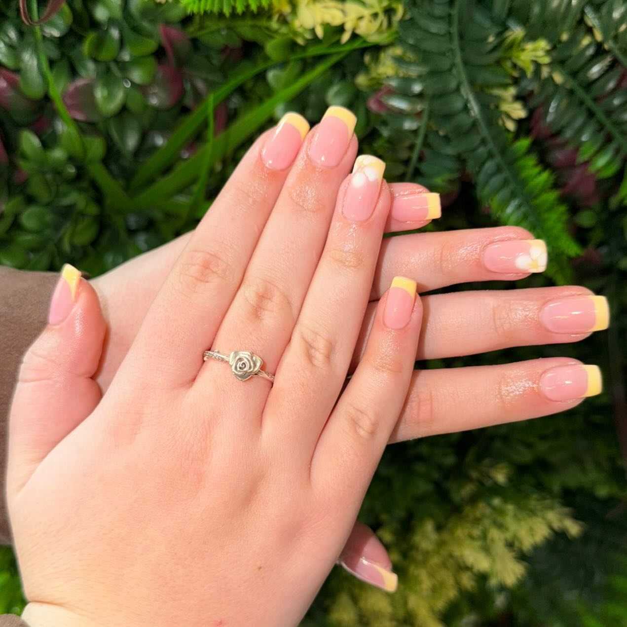 Sunshine at your fingertips ☀️💛
Fresh set by our talented Senior Beautician Jemma, featuring a soft blush pink base paired with vibrant yellow French tips for that perfect pop of colour. Each nail is finished with delicate white floral accents, adding a subtle, playful touch to this clean and elegant design. 🌼
The combination of glossy nude tones, pastel yellow tips, and hand-painted daisy details makes this set the ultimate spring/summer vibe.
Would you wear this cheerful look? 💅✨