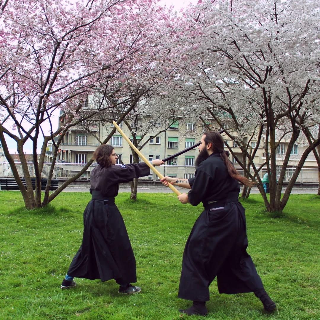 Le Dōjō Jouen de la Wa Rei Ryū vous invite à venir découvrir le Kenjutsu et le Battōjutsu, les deux arts martiaux traditionnels japonais le plus étroitement liés à l'épee nippone dans toutes ses formes.
Nos cours ont lieu
les mardis: Salle de sport du Gymnase de la Cité, Rue Pierre-Viret 2, 1003 Lausanne (20h15-22h15)
https://maps.app.goo.gl/yppJXfCC1gmT9icZ6
les vendredis: Salle de sport du Gymnase du Bugnon (Ours), Rue du Bugnon 5, 1005 Lausanne (20h00-22h00)
https://maps.app.goo.gl/YqsYqGVPzuRG4zYU7
les dimanches: Signal de Sauvabelin, Rte du Signal 46, 1018 Lausanne (10h00-12h00)
https://maps.app.goo.gl/oEyPyfoBHkSvpfUF8
Pour plus d'informations n'hésitez pas à nous contacter directement!
#jouen #wareiryu #lausanne #kenjutsu #battojutsu
Photo by @pl_scorpion