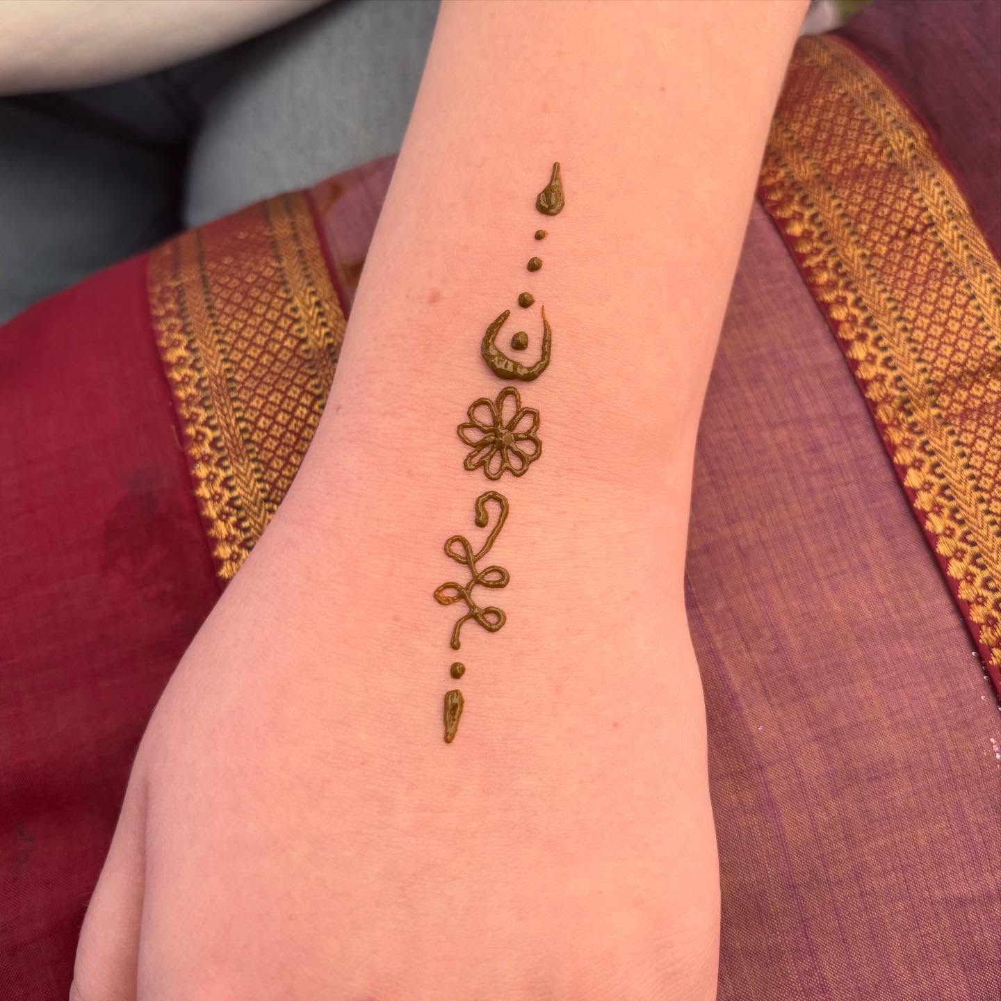 Henna and princess sparkles at @uptoncountrypark yesterday ☀️🎨 the weather looks glorious today too so come down for a great day out with the kids!
#facepaintersofinstagram #facepaintingkids #facepaintingfun #facepaintingideas #daysoutwithkids