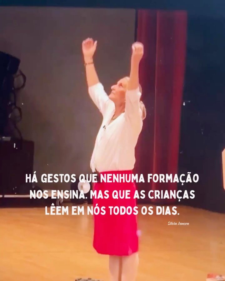 A Silvia Jansen falou. Mas o que nos ficou não foram as palavras. Foi o gesto.
E nós, que a estávamos a ver do outro lado do ecrã, ficámos em silêncio.
Não porque fosse bonito, embora fosse. Mas porque reconhecemos algo. Algo que sabemos fazer mas que nunca tínhamos visto nomeado assim.
Um gesto em quatro movimentos.
Receber.
Acolher.
Transformar.
Devolver.
E de repente percebemos: é isto que fazemos todos os dias. Não é uma metáfora. É uma descrição exacta.
Antes de qualquer palavra, antes de qualquer actividade, antes de qualquer decisão pedagógica, há um estado interior. E as crianças lêem esse estado com uma precisão que nos surpreenderia.
Silvia lembrou-nos que a pureza não é um ideal espiritual distante. É o caminhar consciente. O falar que considera o outro antes de se ouvir a si próprio. O pensar guiado pelo que serve, não pelo que nos protege.
E lembrou-nos as que vieram antes. Elizabeth Grunelius, que criou o primeiro jardim de infância Waldorf, um espaço seguro para crianças quando isso ainda não tinha nome. Joan Almon, que cruzou oceanos para que a palavra de Steiner chegasse a quem precisava. Luiza Lameirão, que plantou sementes em toda a América do Sul e agora em Portugal, Freya Jafke, que nos ensinou que o tempo e a paciência são gestos pedagógicos.
Usamos um manto que foi tecido por elas. E a nossa gratidão não é só um sentimento, é uma responsabilidade. Pelo o que recebemos, transformamos e devolvemos. Sempre. Em cada sala. Em cada criança. Em cada dia.
Esta semana estamos a acompanhar a Conferência Mundial de Educação de Infância Waldorf no Goetheanum e a partilhar convosco o que nos vai ficando.
Diz-nos: qual dos quatro gestos é o mais difícil para ti? Receber. Acolher. Transformar. Devolver.
Responde-nos por DM. Queremos mesmo saber.
Sara&Felipa 💛
@goetheanum_en
@_fewb
@waldorf.brasil