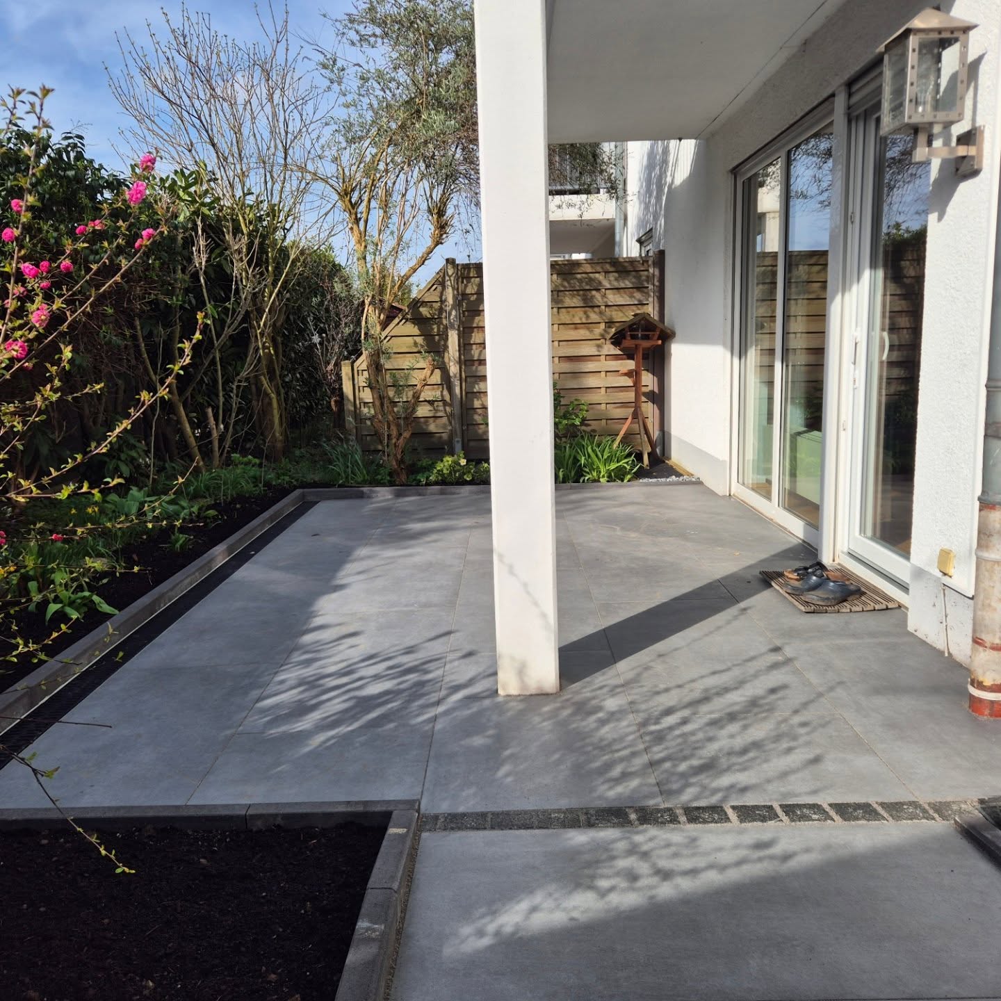 Mal wieder was neues von uns.
Bei diesem Projekt wurden die alten Betonplatten, sowie eine Stufe zum Gartenweg entfernt.
Wir haben einen barrierefreien Zugang geschaffen, so können die Kunden problemlos auf die Terrasse.
Als Terrassenbelag wurde eine Keramische Platte verwendet. Eine installierte Entwässerungsrinne leitet das Wasser von der Terrasse ab.
Die Kunden haben sich sehr über Ihre neue Terrasse gefreut.
Wir finden ein sehr gelungenes Projekt.
#galabau #galabaumarxen #neueterrasse #keramik #barrierefrei