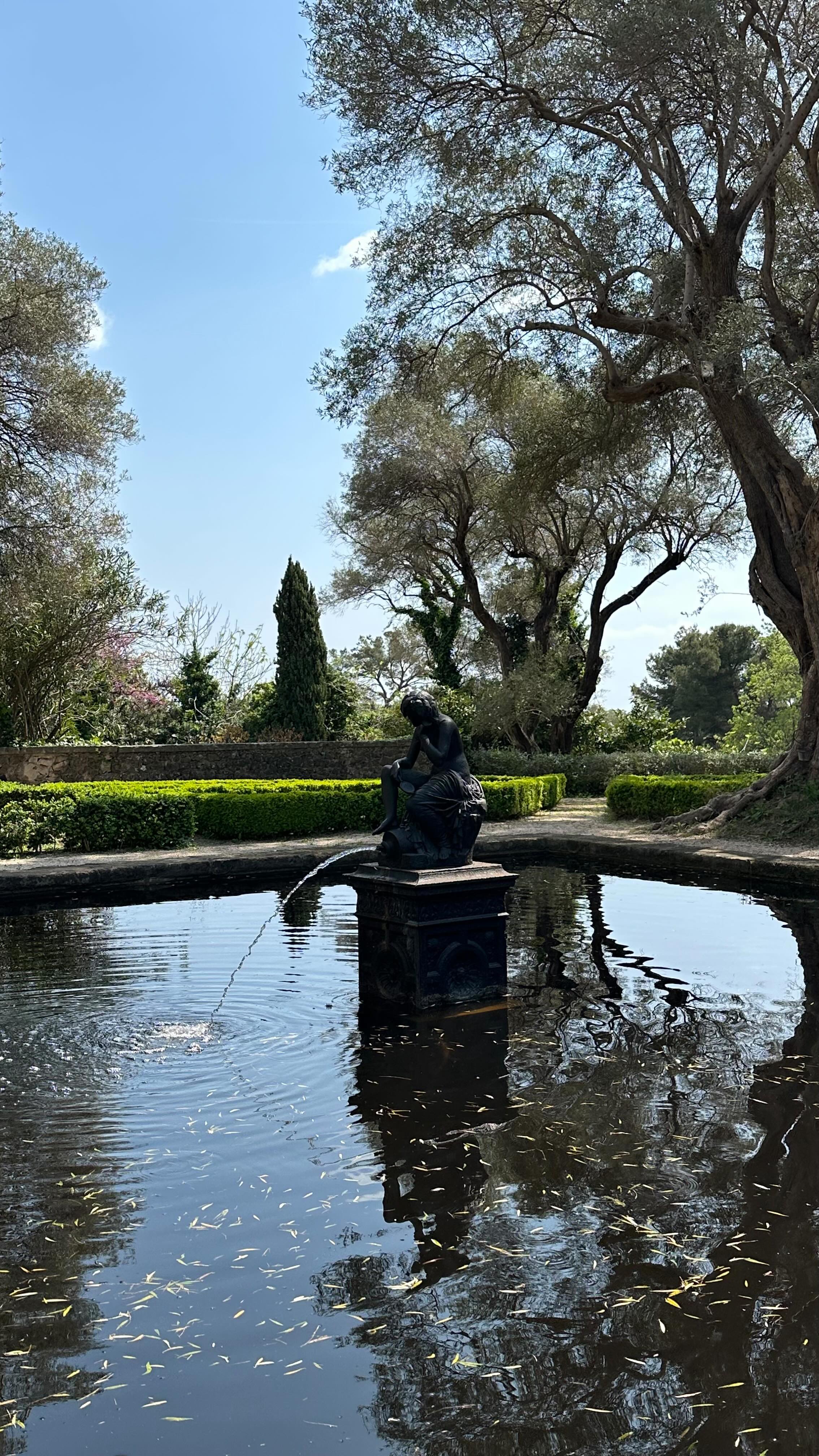 La Bastide du Roy ouvre ses portes au public ! ✨
Lieu emblématique de la Côte d’Azur habituellement réservé à l’événementiel, la Bastide du Roy vous invite, à découvrir ses coulisses à travers des visites guidées et des après-midis artistiques, d’avril à octobre.
🌿 Les visites guidées historiques :
Une journée par mois, nous vous proposons des créneaux exclusifs pour découvrir la Bastide autrement.
Au programme :
* Exploration des jardins remarquables.
* Découverte de l’intérieur de la Bastide, habituellement fermé au public.
* Un véritable voyage dans le temps, retraçant l’histoire du domaine des années 1600 à aujourd’hui. Vous plongerez dans les différentes époques qui ont façonné le lieu : des Rois de France à Jeanne Lanvin, jusqu’aux figures plus contemporaines comme Mick Jagger…
10 personnes maximum par créneau pour garantir une expérience privilégiée.
Pour toute demande de groupe, merci de nous contacter par mail (contact@bastide-du-roy.com) afin d’étudier une ouverture exceptionnelle.
🎨 Les après-midis artistiques :
Une après-midi par mois, de 13h à 17h, la Bastide devient un terrain d’expression à ciel ouvert.
Ces sessions sont ouvertes à tous les artistes : peintres, dessinateurs, graphistes, architectes, photographes, vidéastes, sculpteurs… Peu importe votre discipline, ici, c’est la création sous toutes ses formes qui est célébrée.
20 participants maximum par session, pour préserver la qualité des échanges et l’harmonie du lieu.
Les règles sont simples :
* Respecter les espaces (aucune intervention directe sur le domaine n’est autorisée)
* Respecter les autres participants et leur univers artistique
* Se laisser porter par l’inspiration du lieu
Un moment suspendu, entre nature, patrimoine et créativité.
📅 Infos & réservations :
Toutes les réservations se font directement sur notre site : www.bastide-du-roy.com
Rubrique : Instant Art & Histoire
Que vous soyez passionné d’histoire, d’art ou simplement curieux de découvrir un lieu habituellement fermé au public… La Bastide du Roy vous attend.
⚠️ À noter : aucun créneau ne sera proposé en juin, en raison des nombreux événements accueillis sur le domaine.