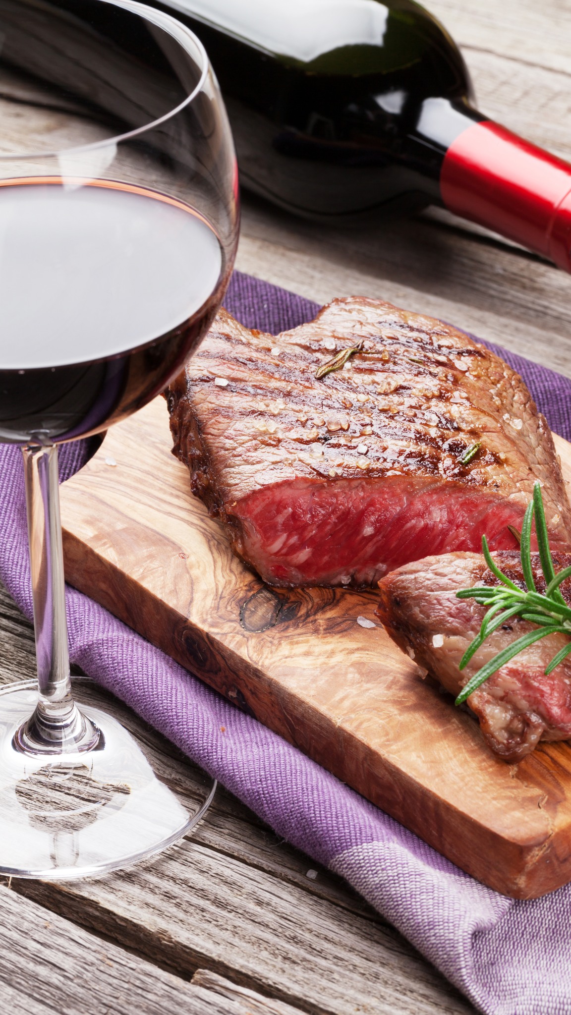 Ever wonder why red wine pairs so well with steak? 🍷 The tannins and acidity help cut through the richness, creating a more balanced bite. It’s one of those pairings that really shows how food and wine work together! What's your favorite pairing?
#winelover #foodie #learning #winetips #winemaker