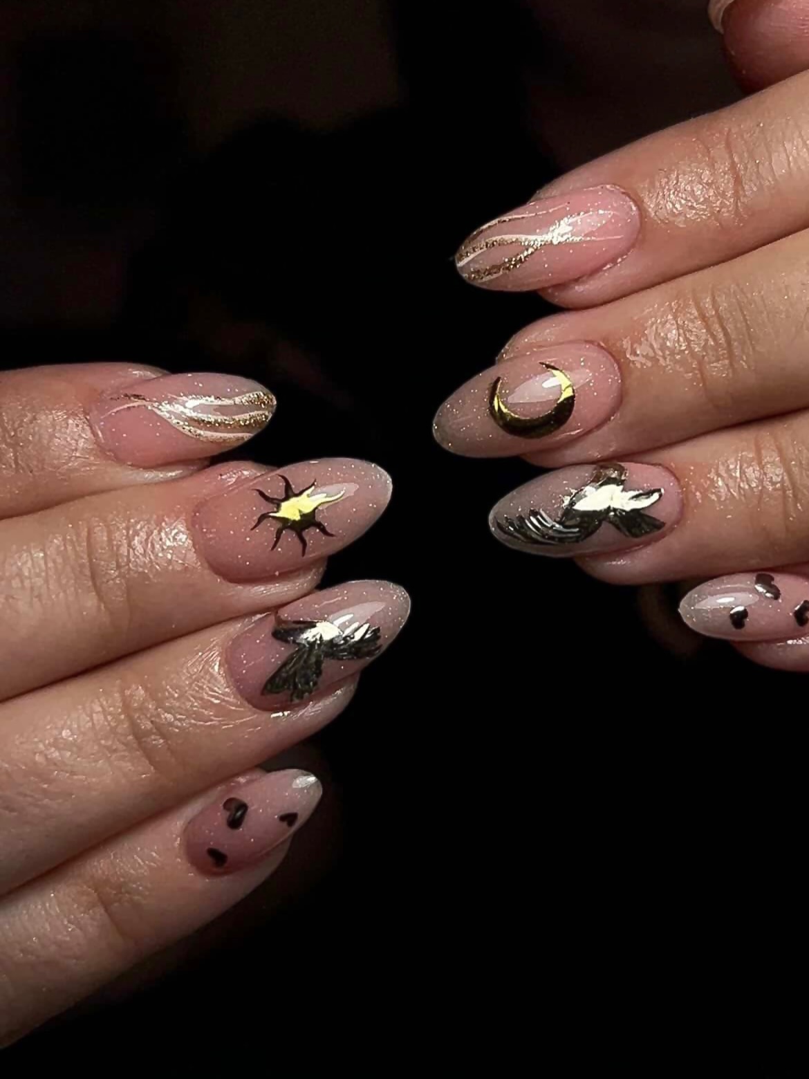 Derrière chaque pose, il y a une histoire, un souvenir, un espoir, ou quelque chose de profondément personnel….
Aujourd’hui, c’est la PMA qui est à l’honneur ❤️
Notre cliente est dans ce parcours depuis plusieurs années , et elle voulait une pose qui lui porte chance… une pose qui a du sens.
Chaque détail a été pensé :
– le colibri, symbole de force, d’espoir et de résilience
– les deux lignes, accompagnées d’une troisième à moitié tracée, pour représenter le début de la vie
– les trois cœurs, pour le couple et ce bébé tant attendu
– la lune, symbole de cycle, de transformation et de féminité
– l’étoile, pour guider, garder espoir et croire en la suite
Rien n’est laissé au hasard 🥹
Nous sommes toujours profondément touchées par vos histoires, et c’est un honneur de pouvoir les traduire à travers notre travail 🤍
Et aujourd’hui encore plus… on est de tout cœur avec notre cliente d’amour dans ce parcours ✨
- Tout est réalisé à la main par Eva ✍️
• Gainage et Nail art niveau signature •
#ongleschambery #pma #onglespma