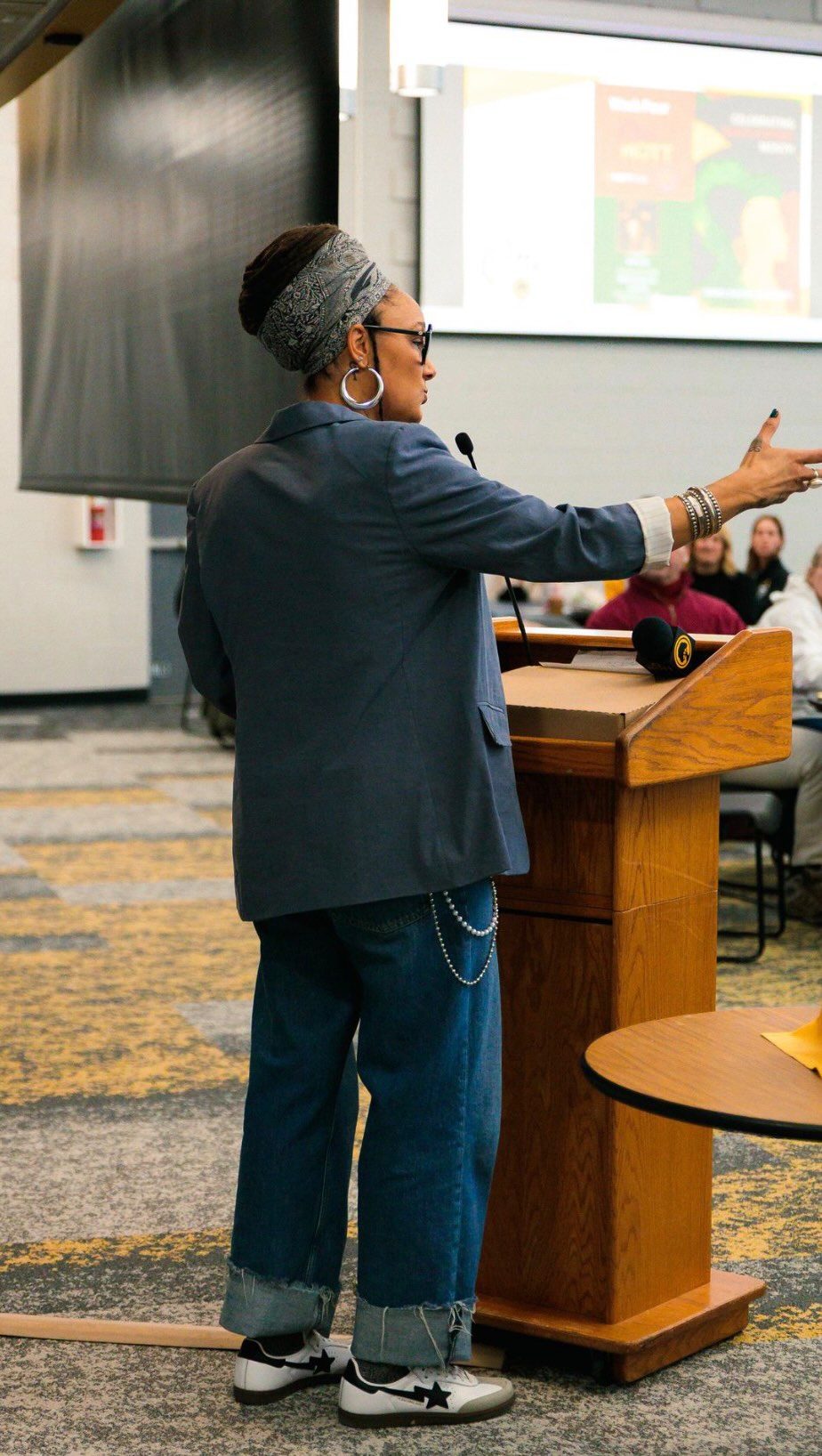 MOTT COLLEGE
All Staff Meeting
@mottcommunitycollege 💛🖤
. . .
thank u for having me.
thank you for listening.
thank you for allowing me to pour into your staff…
& THANK YOU for the standing ovation.🤞🏽
. . .
📸 of course it’s @igmikai
#MamaSol
#Motivation
#StaffDevelopment
#MottCommunityCollege
#WhenYouPrayMoveYourFeet