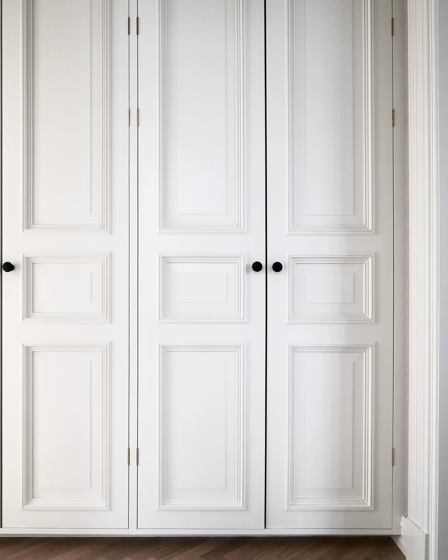 Garderobe i klassisk stil. Håndmalte fronter i bjørk og oljet alm innvendig 🌳
Wardrobe with a classic look. Hand painted doors made in birch. On the inside it’s oiled elm 🌳
.
.
.
.
.
.
.
.
.
.
#woodworking #woodcraft #craftmanship #finewoodworking #cabinetmaker #interior #home #modern #craft #build #handmade #furniture #furnituredesign #todaysmaker #traditionalwoodworking #sustainability #dovetailjoint #wardrobe
#boligliv #interiørinspirasjon #vakrehjemoginteriør #møbelsnekker #interiørmagasinet #rom123 #boligdrøm #interiør #skandinaviskehjem #bærekraft #sammenføyning #garderobe