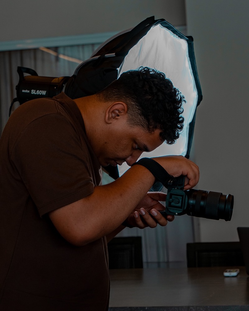 Bastidores que muita gente não vê
Mas que fazem toda a diferença no resultado final.
—
Quer levar esse nível de produção para o seu negócio?
Fale com o Grupo Limoeiro e solicite um orçamento.
#marketing #branding #conteudo