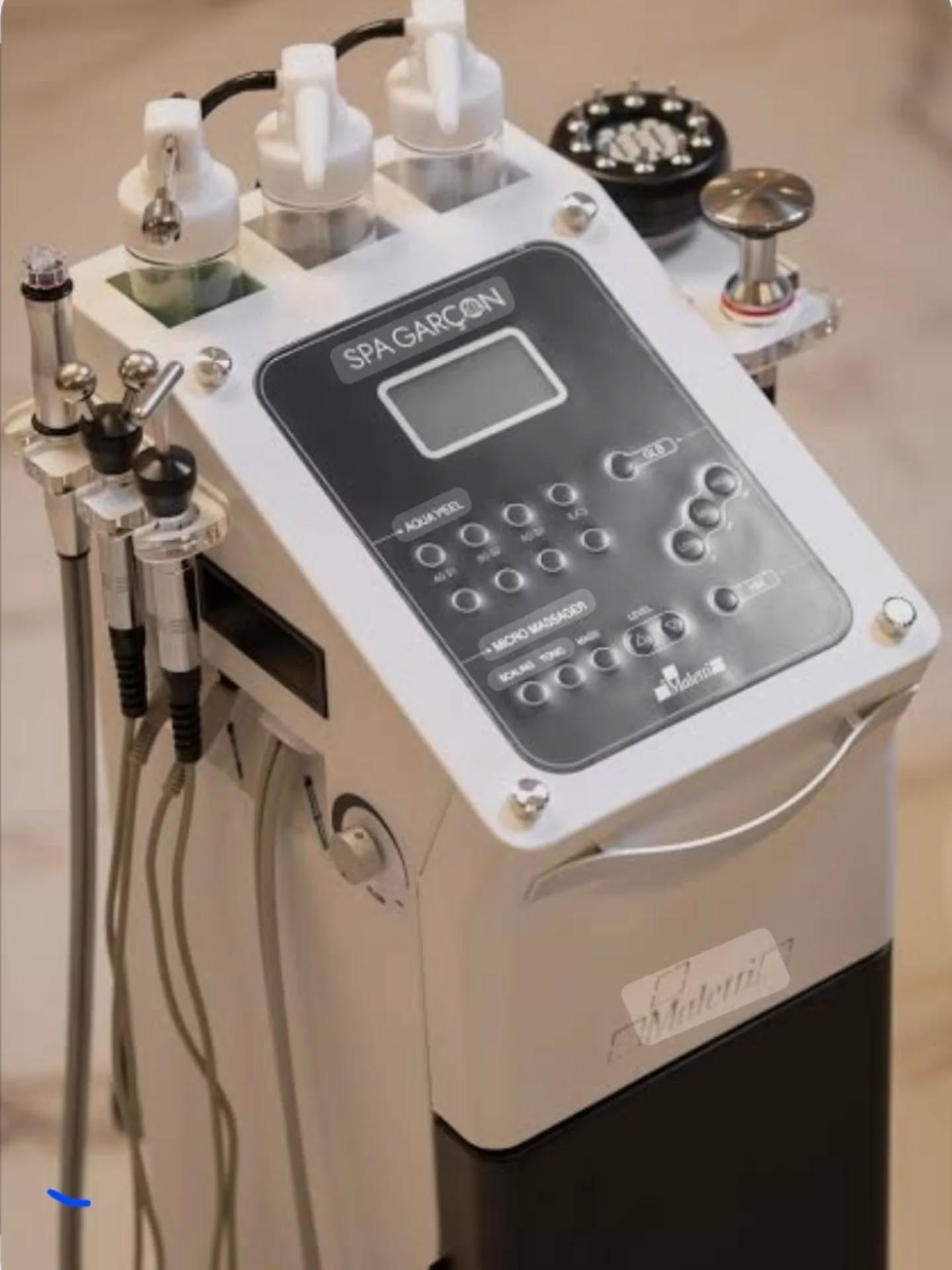 ✋️𝗨𝗢𝗠𝗜𝗡𝗜 𝗘 𝗗𝗢𝗡𝗡𝗘 𝗔𝗧𝗧𝗘𝗡𝗭𝗜𝗢𝗡𝗘!
◾️️Diradamento dei capelli?
◾️️Perdita di volume?
◾️️La soluzione potrebbe essere lo Spa Garçon!
✨️Da Revita, troverai la soluzione ai problemi di dermatiti, caduta, assottigliamento e diradamento.
🍃Come può aiutarti questa tecnologia?
- Stimolare la microcircolazione sanguigna e linfatica con la Corrente Galvanica
- Eseguire un peeling meccanico con l'Aqua Peel per rimuovere impurità e cellule morte
- Nebulizzare trattamenti specifici con l'Aerografo integrato per una distribuzione uniforme e una penetrazione ottimale
🍃Il risultato? Capelli più forti, sani e voluminosi!
Questi sono alcuni trattamenti che potrai avere da Revita, non lasciare che il diradamento ti fermi...
✨️ Riprendi il controllo dei tuoi capelli e della tua vita!
✨️Richiedi da subito informazioni, i benefici terapeutici di questi trattamenti possono aiutarti a ritrovare bellezza e sicurezza!
#Revitahairspa #SpaGarçonMaletti #DiradamentoCapelli #Uomini #donne CapelliSani CrescitaCapelli" Castelleone