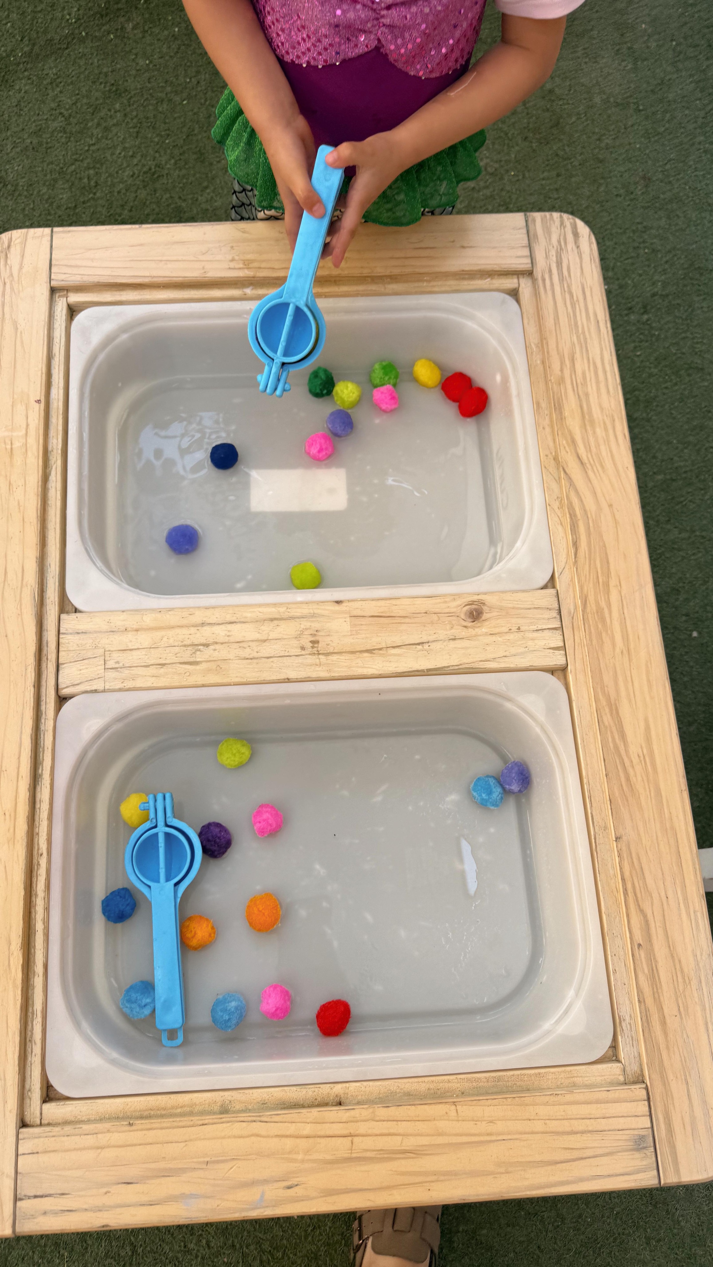 It’s a simple question… but it changes everything.
In a world full of fast answers, we choose to slow down and make space for thinking. Instead of focusing only on what children should know, we focus on how they learn, question, explore, and make sense of the world around them. 🧠 ✨
Because real learning doesn’t come from memorizing facts, it comes from curiosity.
From wondering why.
From trying, failing, and trying again.
From making connections, expressing ideas, and seeing things from different perspectives.
When children are given the space to think, they become problem solvers, they build confidence in their own voice, they learn to navigate emotions and relationships, and most importantly, they develop a love for learning that stays with them for life. 💛
Of course, knowledge matters, but it becomes much more meaningful when a child understands how to use it, question it, and build on it. 🌱
This is what we nurture every day in our classrooms.
Not just learners, but thinkers. 🙌🏽
#HappyKids #OutsideLearning #playbased #childhood #earlyyears