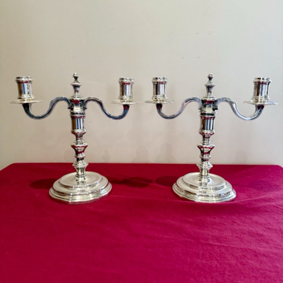 ❌vendu❌Christofle paire de chandeliers à 2 feux en métal argenté .
Style Louis XVI néoclassique .
Hauteur : 24 cm
Largeur : 25 cm
Poids d’un chandelier : 1kg 360
En parfait état , belle argenture, belle brillance .
Poinçons et marque Christofle sur la tranche de la base de chaque chandelier .
Ce modèle n’est plus produit à ce jour par l’orfèvrerie .
#chandeliers #argenterie #christofle #bougeoirs #decoration