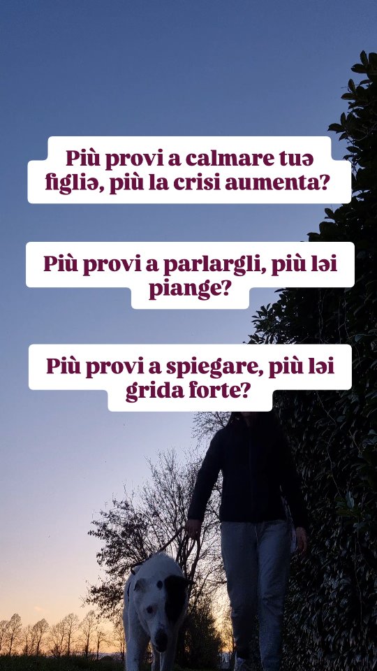 Ti trovi lì, davanti a tuə figliə che esplode in una rabbia incontenibile o in un pianto senza sosta. Hai provato le coccole, le spiegazioni logiche, per disperazione anche a distrarlə. Eppure, niente sembra funzionare.
Capita a tuttə.
Quello che succede è che, durante una crisi, il cervello razionale di tuə figliə si "scollega". È come se qualcuno avesse abbassato l’interruttore della logica. Non può sentire il tuo "non è successo niente" o "dai calmati", perché per lui o lei, in quel momento, il mondo sta crollando davvero.
Usare troppe parole durante una crisi è come tentare di spegnere un incendio con un cucchiaino d’acqua. In quei momenti più che le tue parole, serve la tua presenza.
Ecco cosa puoi fare (e dire) per ritrovare la connessione:
✨ Usa poche parole, ma potenti:
Non servono spiegazioni o soluzioni. Prova con:
"Vedo che sei davvero arrabbiatə, sono qui con te."
"So che ora è difficile, ma ce la faremo insieme."
✨ L'esercizio dell'empatia:
Per noi un giocattolo rotto o la TV spenta sono piccolezze. Ma prova a pensare a come ti sentiresti se perdessi il tuo cellulare (senti il panico, vero?). Per tuə figliə, quella frustrazione è identica. Validare la sua emozione senza giudicarla è la chiave per farlə sentire al sicuro.
✨ Sposta l'attenzione sul corpo:
Invece di chiedere "perché piangi?", prova domande sensoriali:
"Senti il tuo cuore che batte forte? Proviamo a contarlo?"
"Che forma ha questa emozione?"
"Se dovessi disegnarla, che colore useresti?"
E mentre attraversi la tempesta, prenditi un secondo per te.
Ripetiti il mio mantra preferito: "Se io sto facendo fatica, lui o lei ne sta facendo di più". ❤️
So che vorresti "aggiustare" la situazione, farla finire in fretta, riprendere a fare le tue cose , smettere di sentirti impotente, ma non puoi. Puoi solo esserci e aspettare che l'emozione passi.
Le crisi sono solo una richiesta d’aiuto per gestire emozioni giganti in corpi piccini.
Qual è la sfida più grande che incontri quando cerchi di "stare" nella crisi senza perdere la pazienza? Affrontiamola insieme nei commenti!