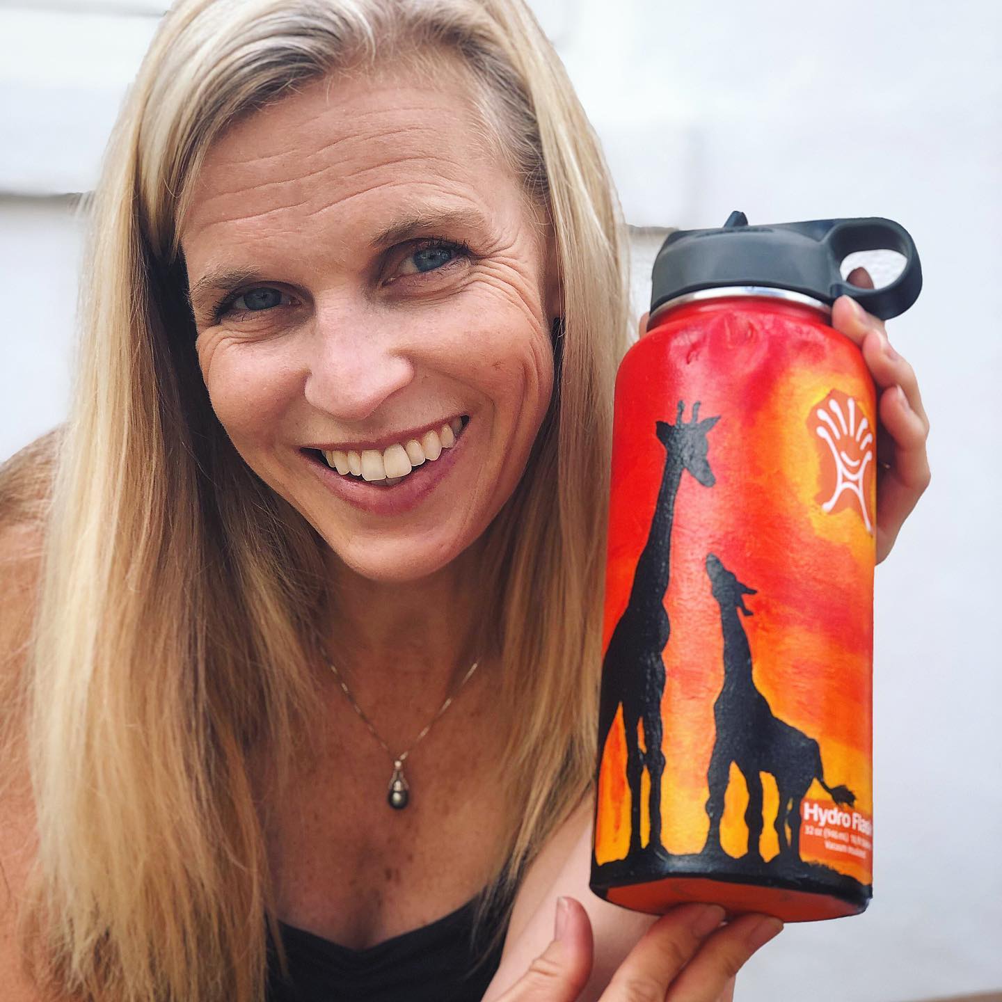 Happy (late) Mother’s Day! This sunset savanna Hydroflask was a wonderful Mother’s Day gift for this beautiful woman I couldn’t ask for a better mother or best friend!💖 I painted the Hydroflask an ombré orange red and yellow, then the gold reflective sunset and finally the silhouette of the mama and baby giraffe that has special significance to us!💕✨ If you’d like to order your own personalized hydroflask (which is waterproof) you can DM me to order! Or text my work phone: (213)290-5094 Prices May vary depending on the complexity of the design, and hours used. This Hydro would be sold for $35, the costs for painted hydros would be $30-$60 the average would be around $45! Get in touch! Customize now!💖🌅🦒