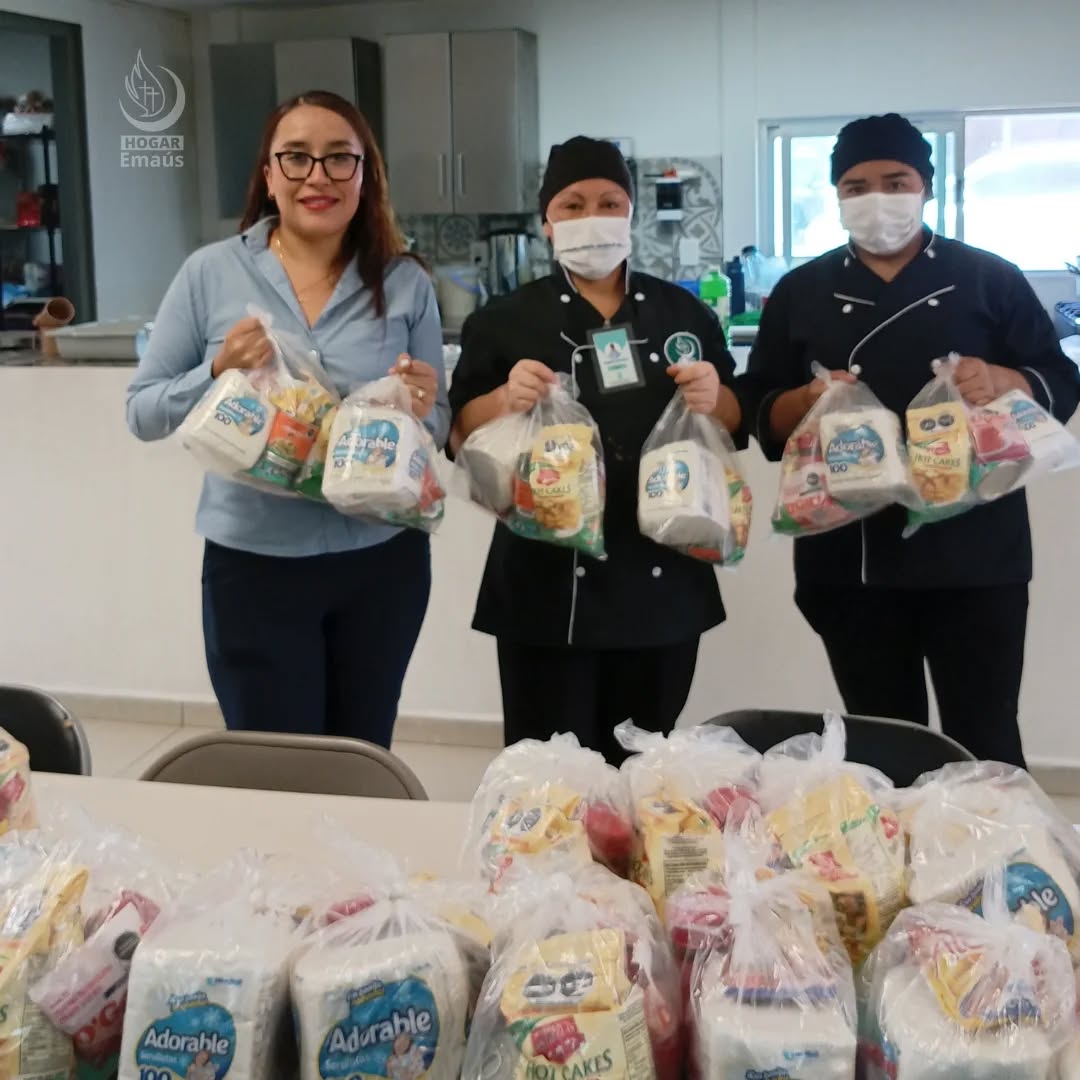 Gracias al equipo de pastoral social de la Parroquia de San Charbel por su generosidad y compromiso.
Agradecemos de corazón las 55 despensas que se reunieron en el Domingo de la Caridad, la comida y los artículos recibidos se utilizan día a día para apoyar a las personas que hospedan con nosotros. 💙